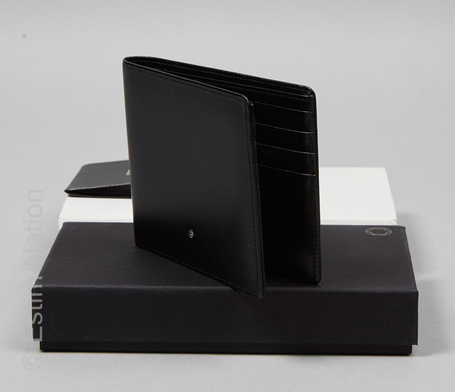 MONTBLANC 黑皮羊皮箱（盒子，外盒，文件）（闭合尺寸：9.5 x 10厘米）（微小的痕迹，缺少按钮）。