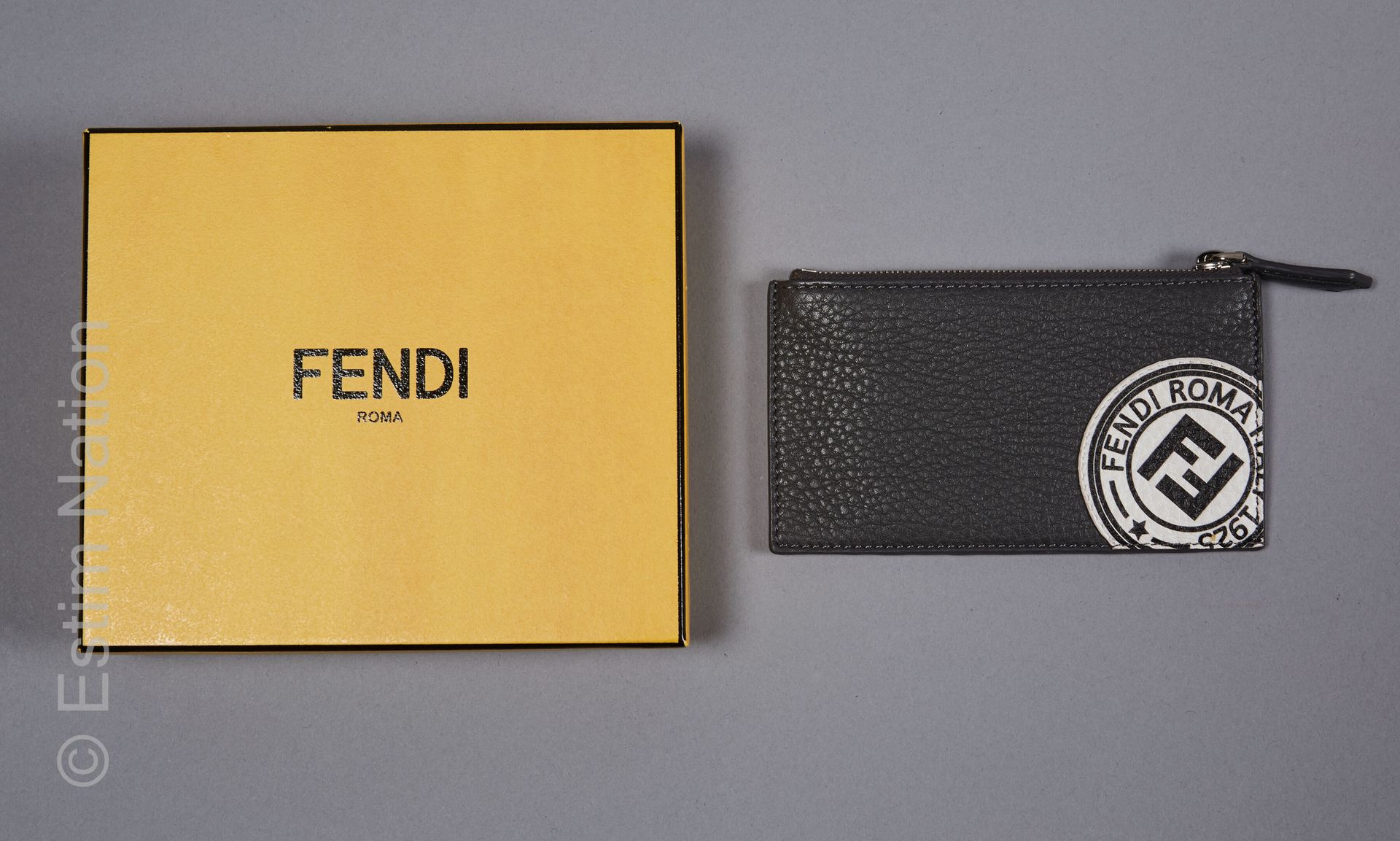 FENDI 黑灰色粒面皮革带拉链的卡片袋，内部为帆布（防尘袋，原盒）（7.5 x 13.5厘米