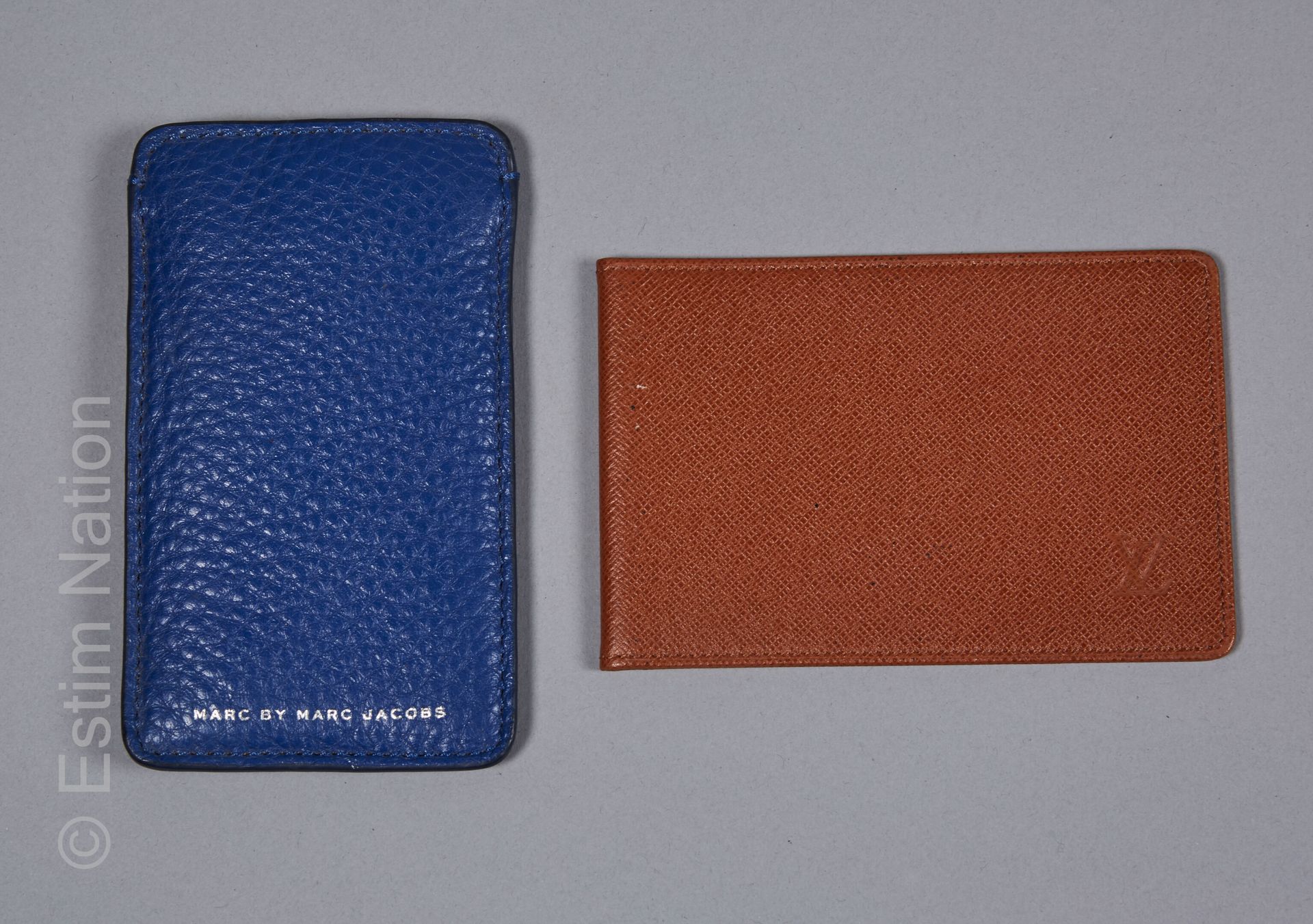 LOUIS VUITTON, MARC BY MARC JACOBS 干邑色泰加皮贴盒，半透明口袋（8.5 x 10.5厘米），巧克力色和蓝色粒面皮盒（13.5&hellip;