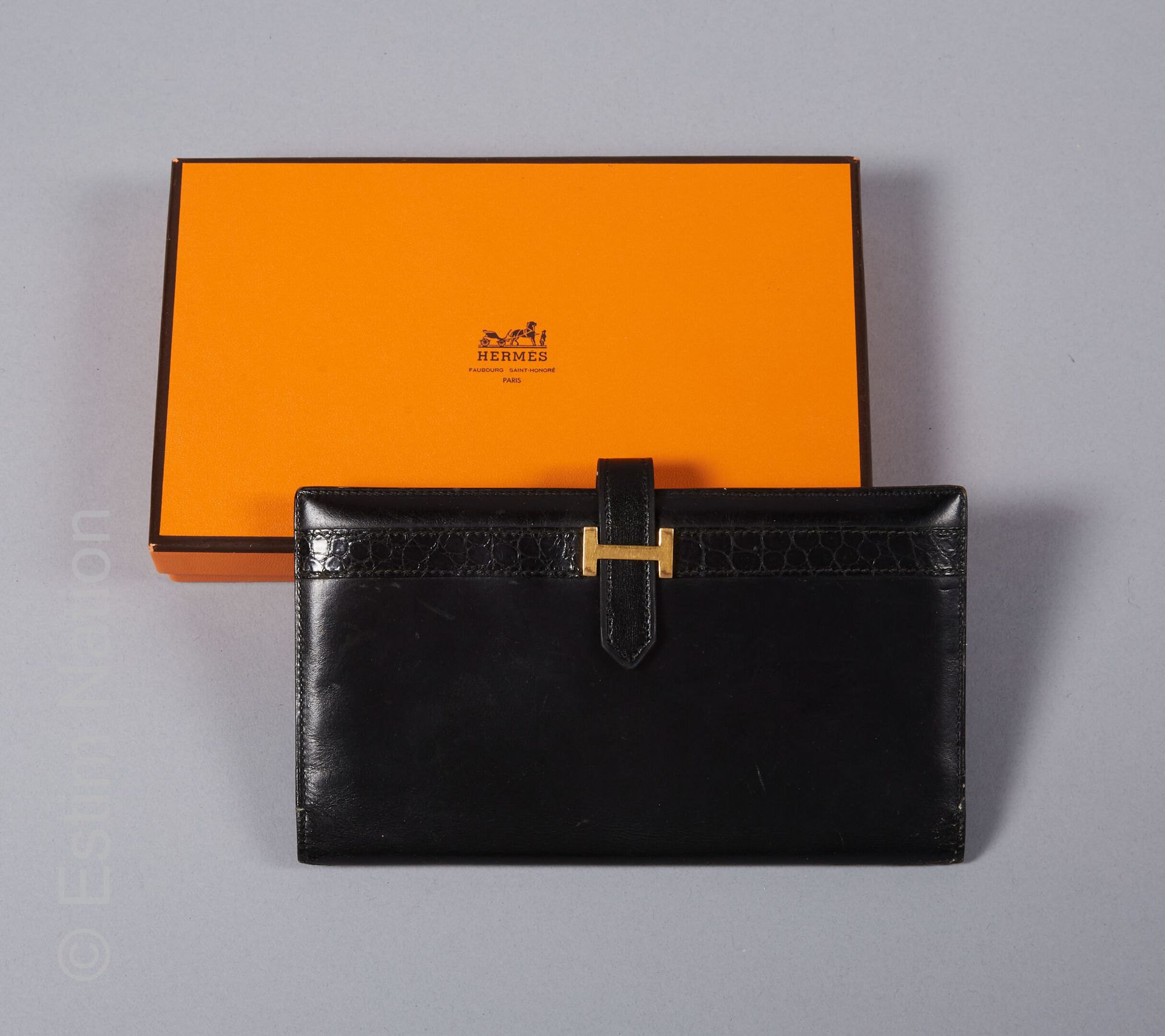 Hermès Vintage 
BEARN" POCKET in scatola e coccodrillo nero lucido, metallo dora&hellip;