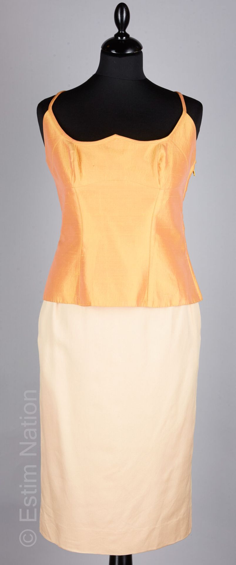 HERMES PARIS, CHRISTIAN LACROIX 杏色棉和丝绸的直衩裙（S 38），橙色棉和野生丝绸的CORSAGE（S 40）（无条件保证）。