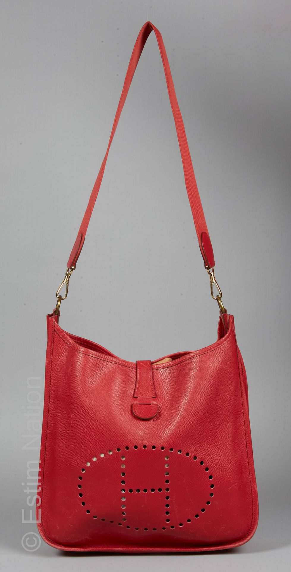 HERMÈS Paris (1991) BAG "EVELYNE" in red Courchevel leather (30 x 33 x 7 cm) (im&hellip;