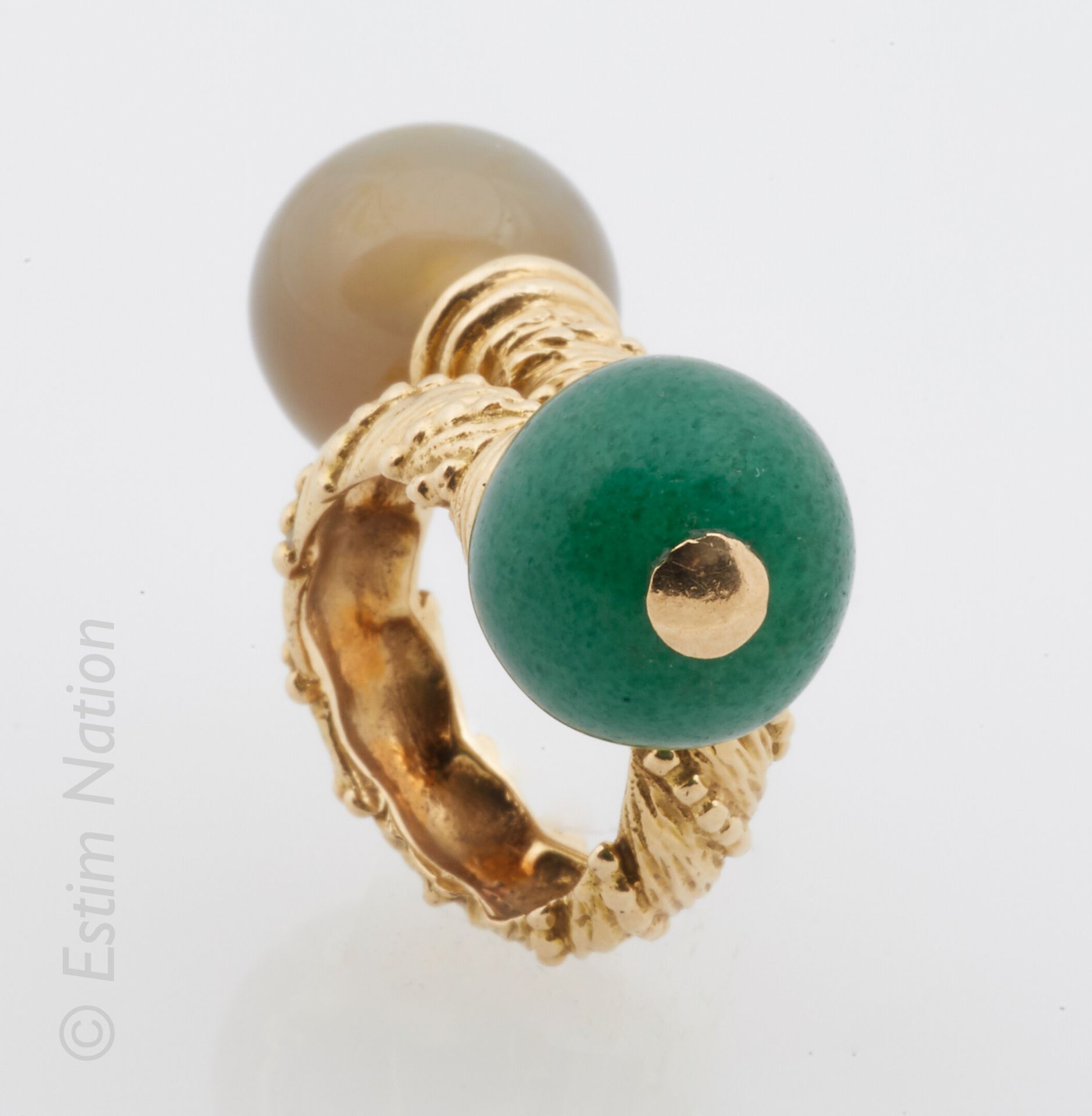 BAGUE TOI & MOI 18K（750°/00）黄金材质的 "你和我 "戒指，由戒体和珠状扭结组成，最后是一颗红玉髓珠和一颗亚马逊石珠（平均直径18.5&hellip;