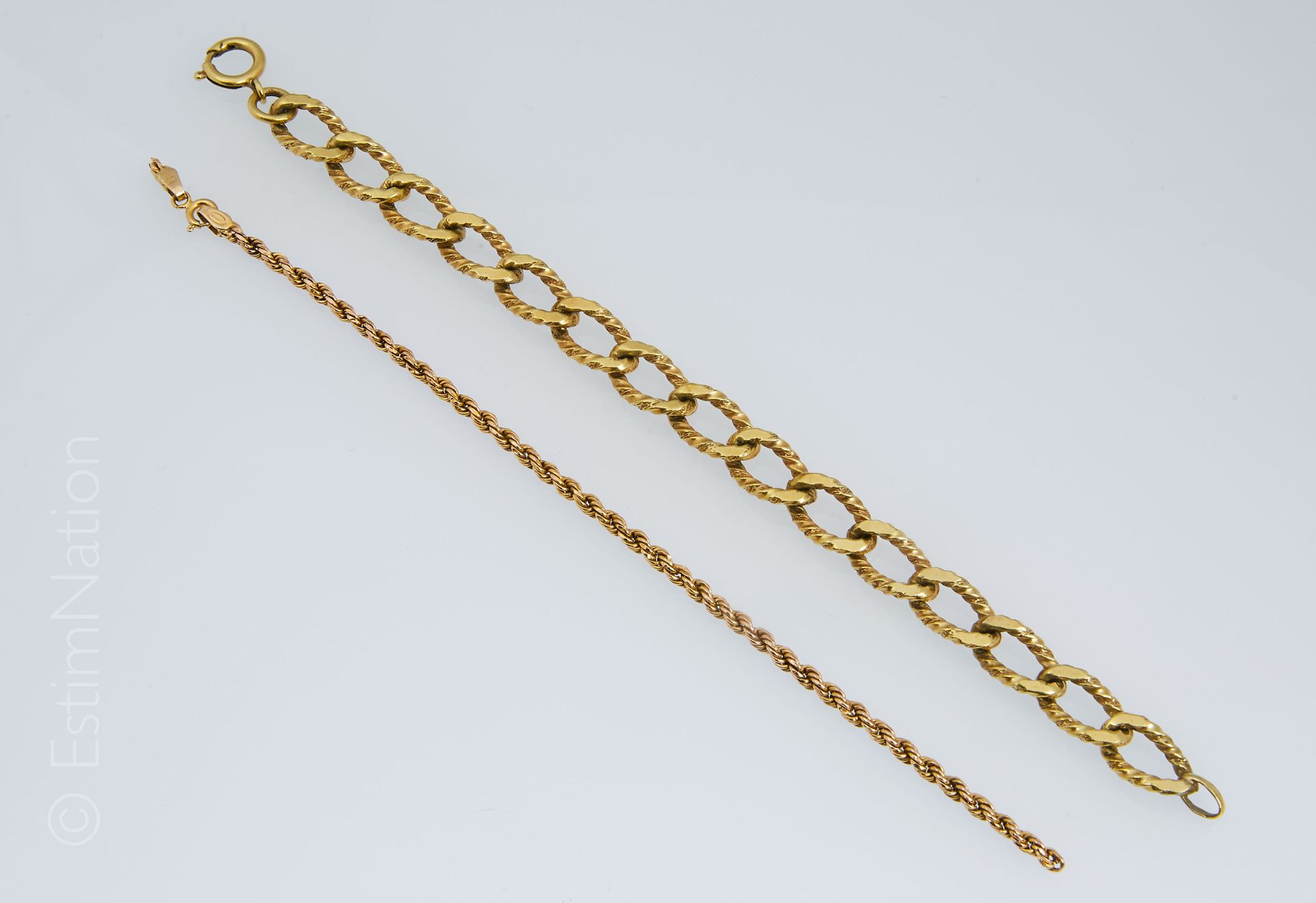 BRACELET ORS 扭曲的双色18K（750°/00）金手镯，扣子上有一个意外。长16.5厘米。网孔直径3毫米。毛重：1.85克。镀金手镯，带卷边链。长度&hellip;
