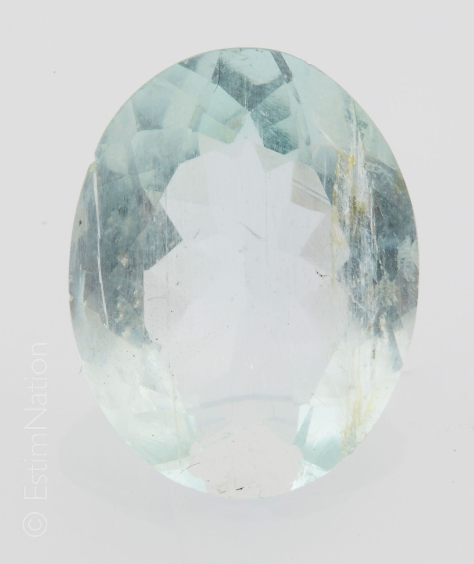 AIGUE - MARINE SUR PAPIER 一颗椭圆刻面的海蓝宝石，纸质。尺寸：约17.7 x 13.6 x 7.2毫米。海蓝宝石的重量：约9克拉。