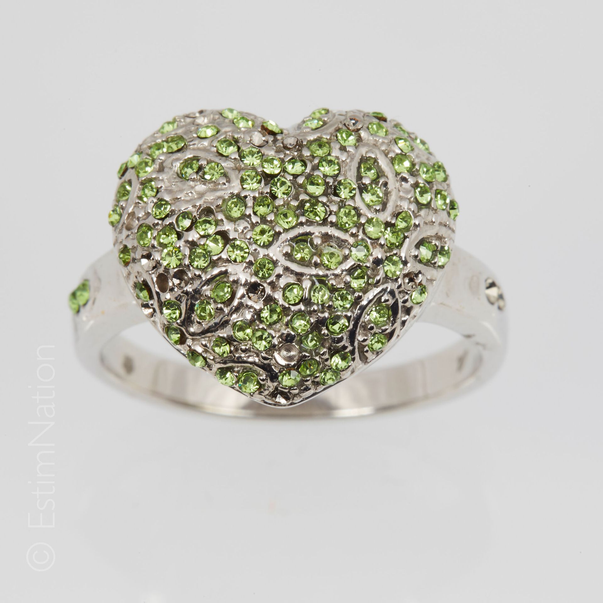 BAGUE "COEUR" PÉRIDOTS Silver ring (925 thousandths) with motif of "Heart" entir&hellip;