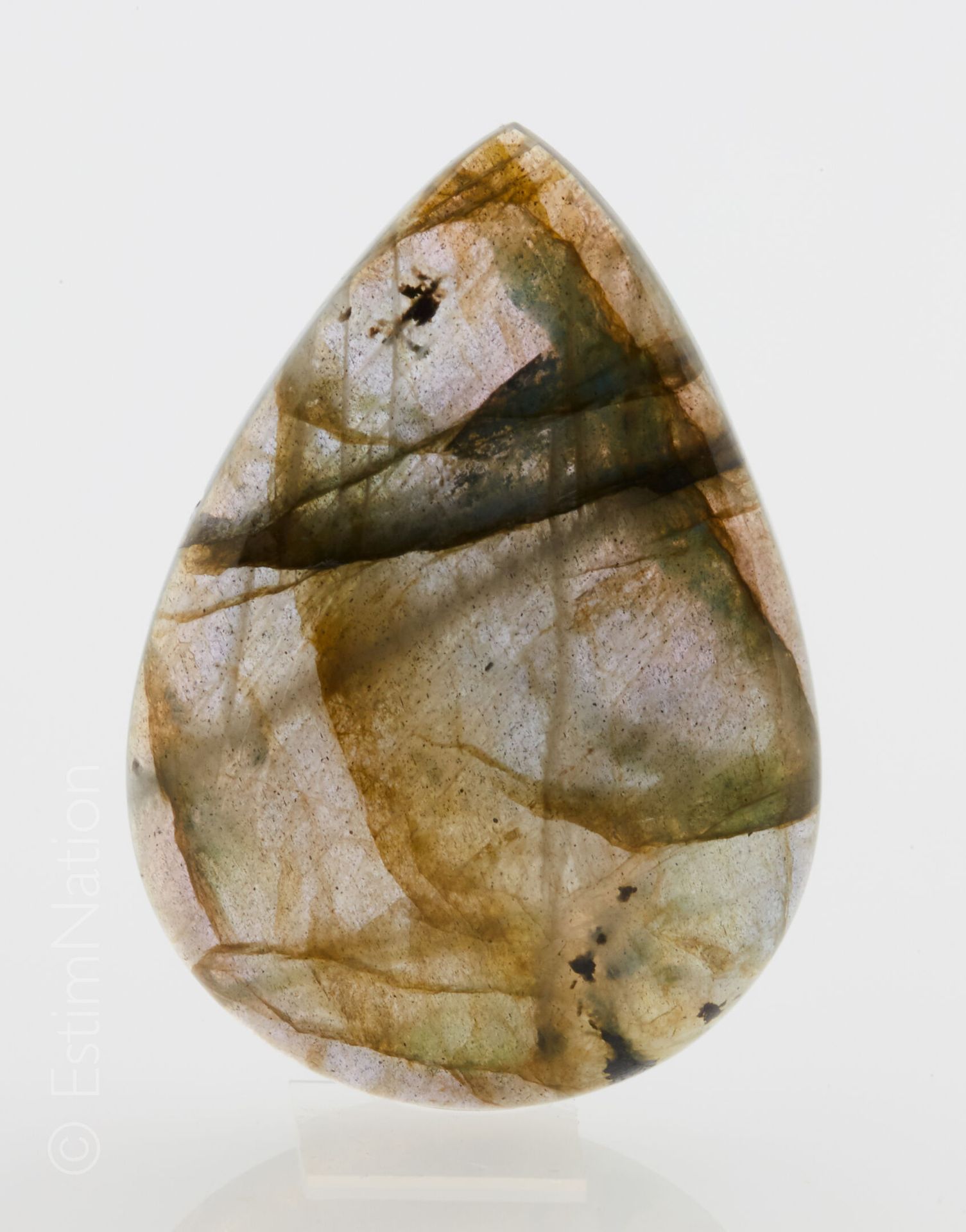 LABRADORITE SUR PAPIER AVEC CERTIFICAT 纸上的梨形拉布拉多石，切割成凸圆形。尺寸：约42.46 x 29.44 x 7.2&hellip;
