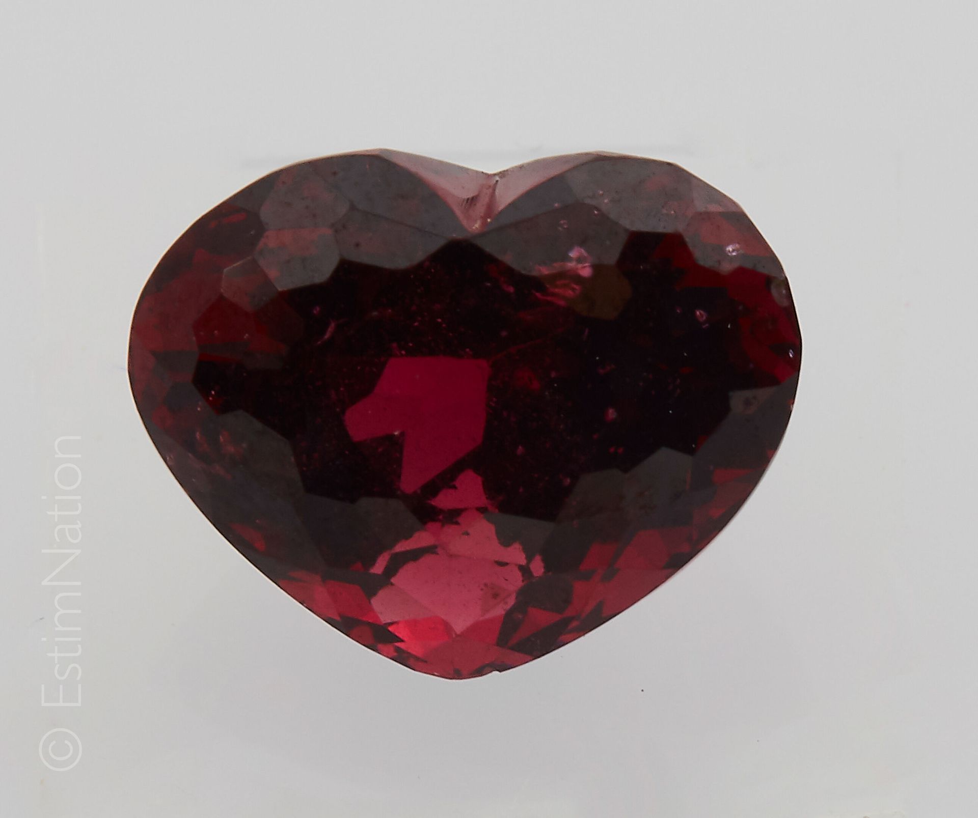 GRENAT Heart-shaped rhodolite garnet weighing 3.24 ct