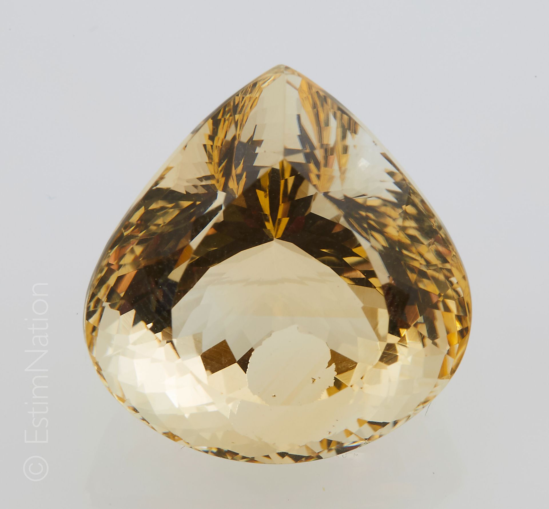 CITRINE SUR PAPIER AVEC CERTIFICAT 一颗切面为梨形的黄水晶在纸上。尺寸：约19.22 x 18.60 x 15.04毫米。重量&hellip;