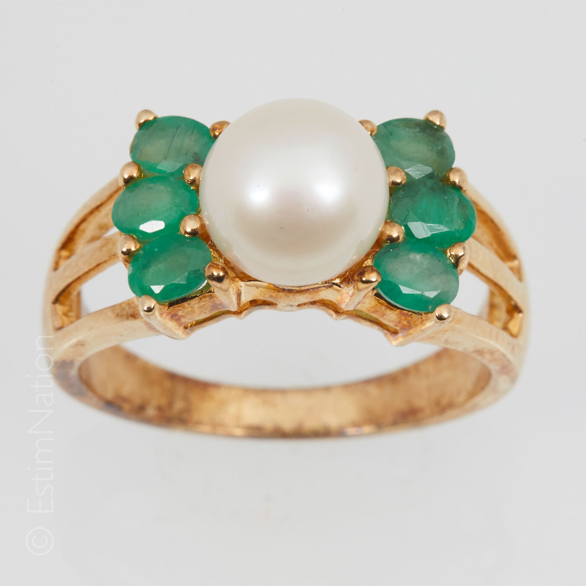 BAGUE VERMEIL PERLE DE CULTURE ET ÉMERAUDES Ring aus durchbrochenem Vermeil (925&hellip;