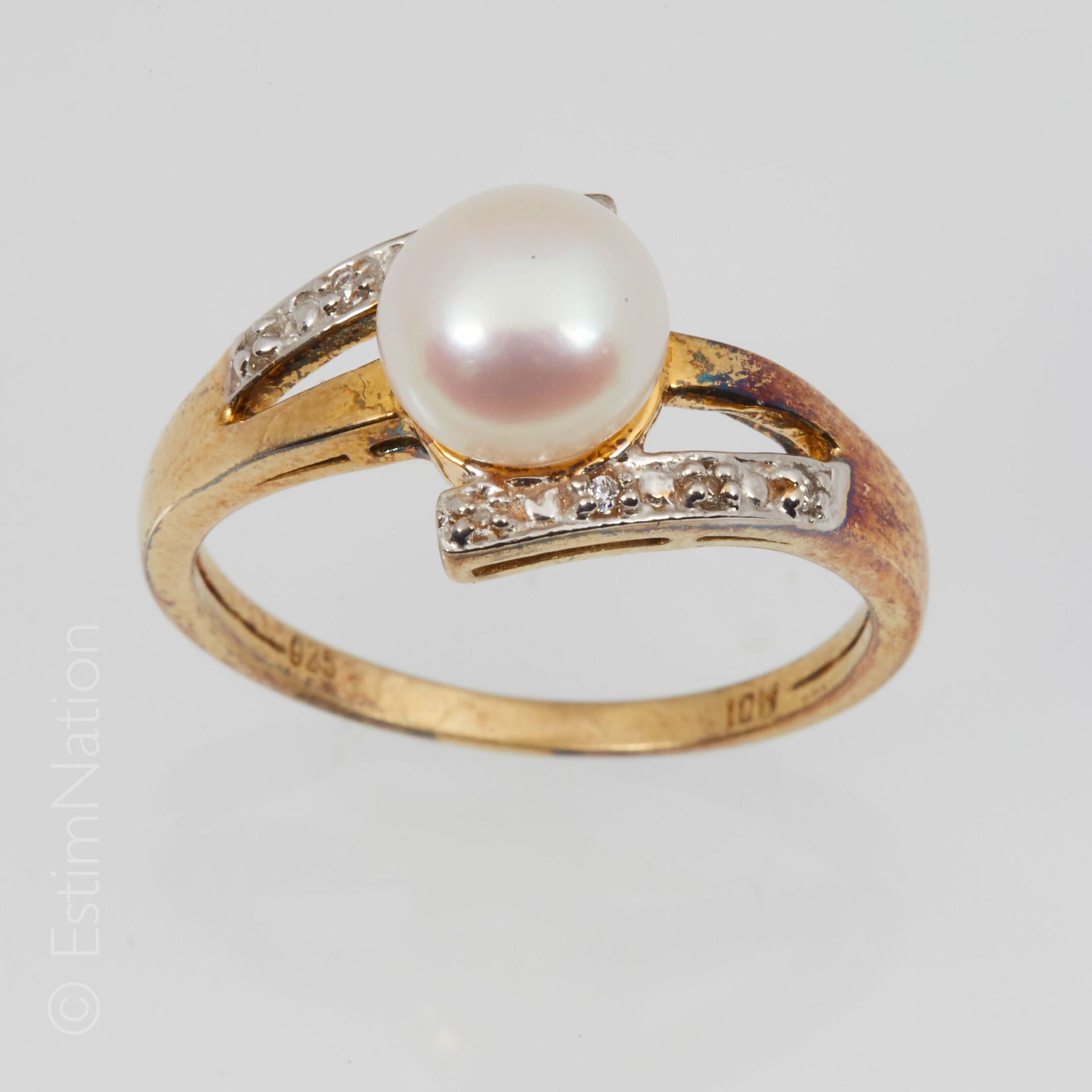 BAGUE VERMEIL ET PERLES 镂空vermeil（925千分之一）戒指，装饰有一颗白色养殖珍珠，边上是切面氧化锆的线条。珍珠的直径：大约7.4&hellip;
