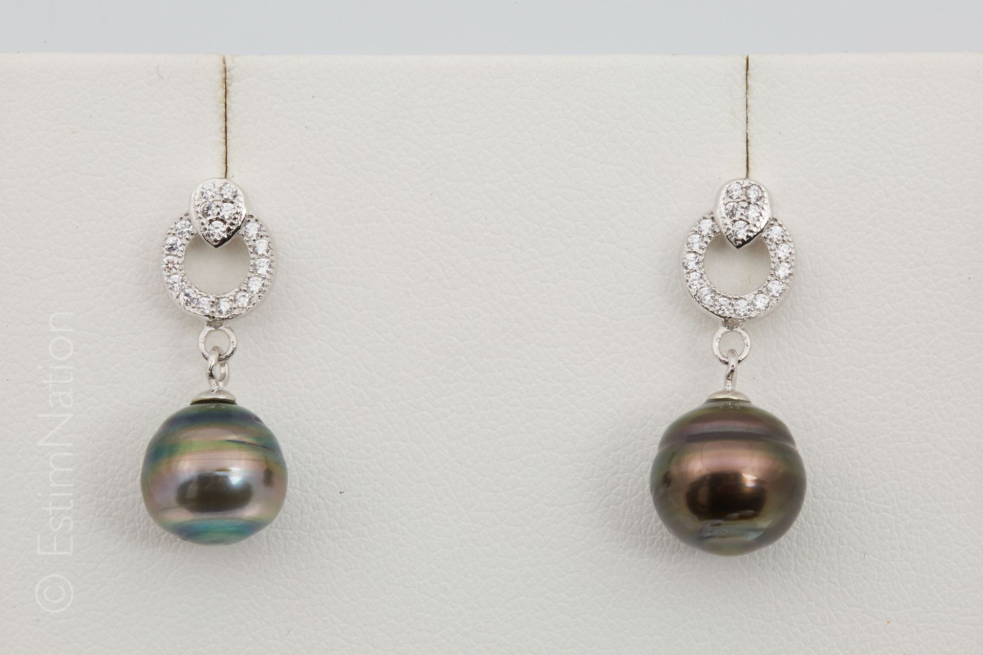 BOUCLES D'OREILLES PERLE TAHITI 一对925银耳环，圆形镂空设计，镶嵌着氧化锆，托着一颗大溪地珍珠。

毛重：3.90克 - 高度&hellip;