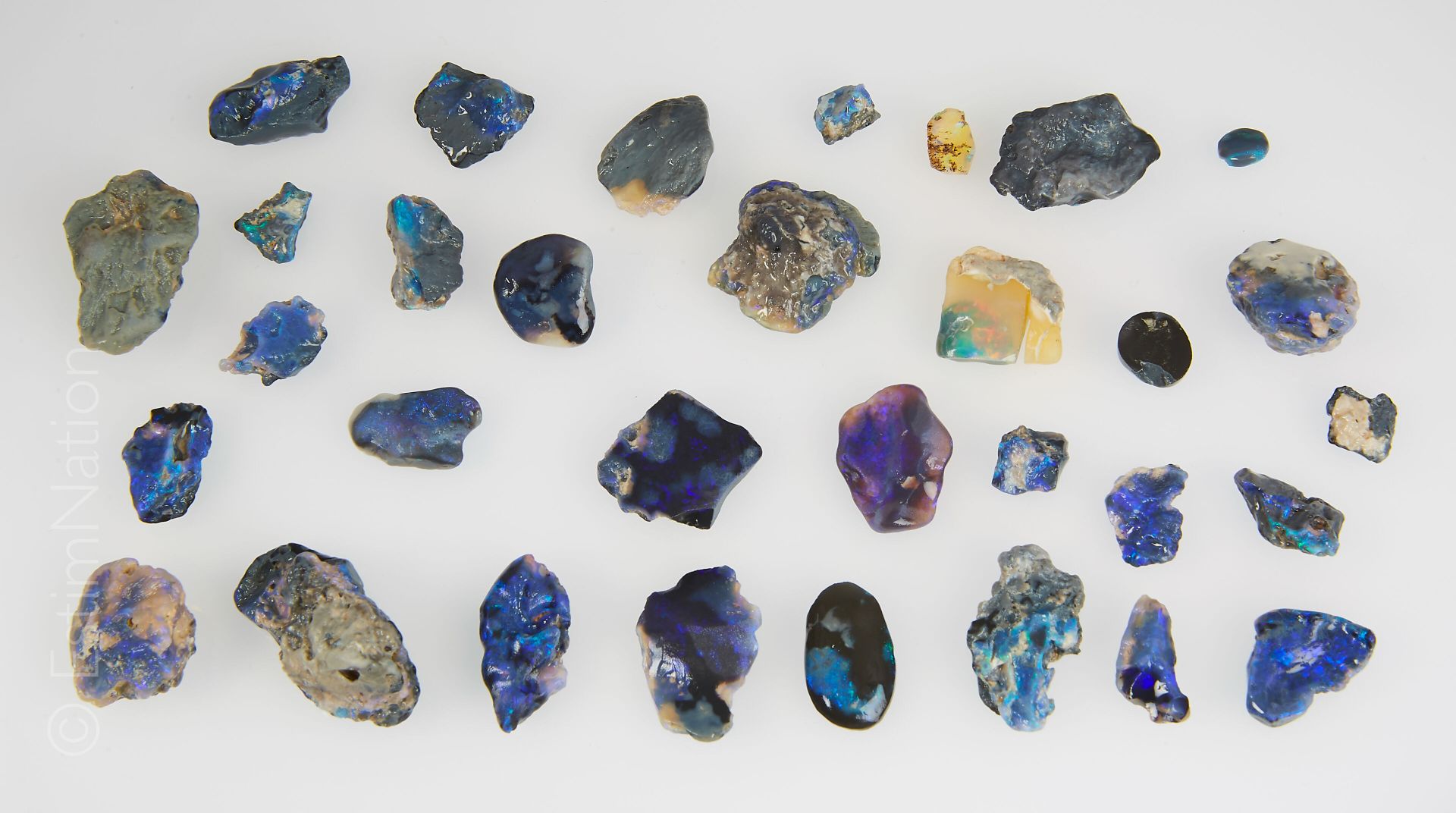 OPALES Lot of rough and semi-polished opals. Origin : Australia

Total weight : &hellip;