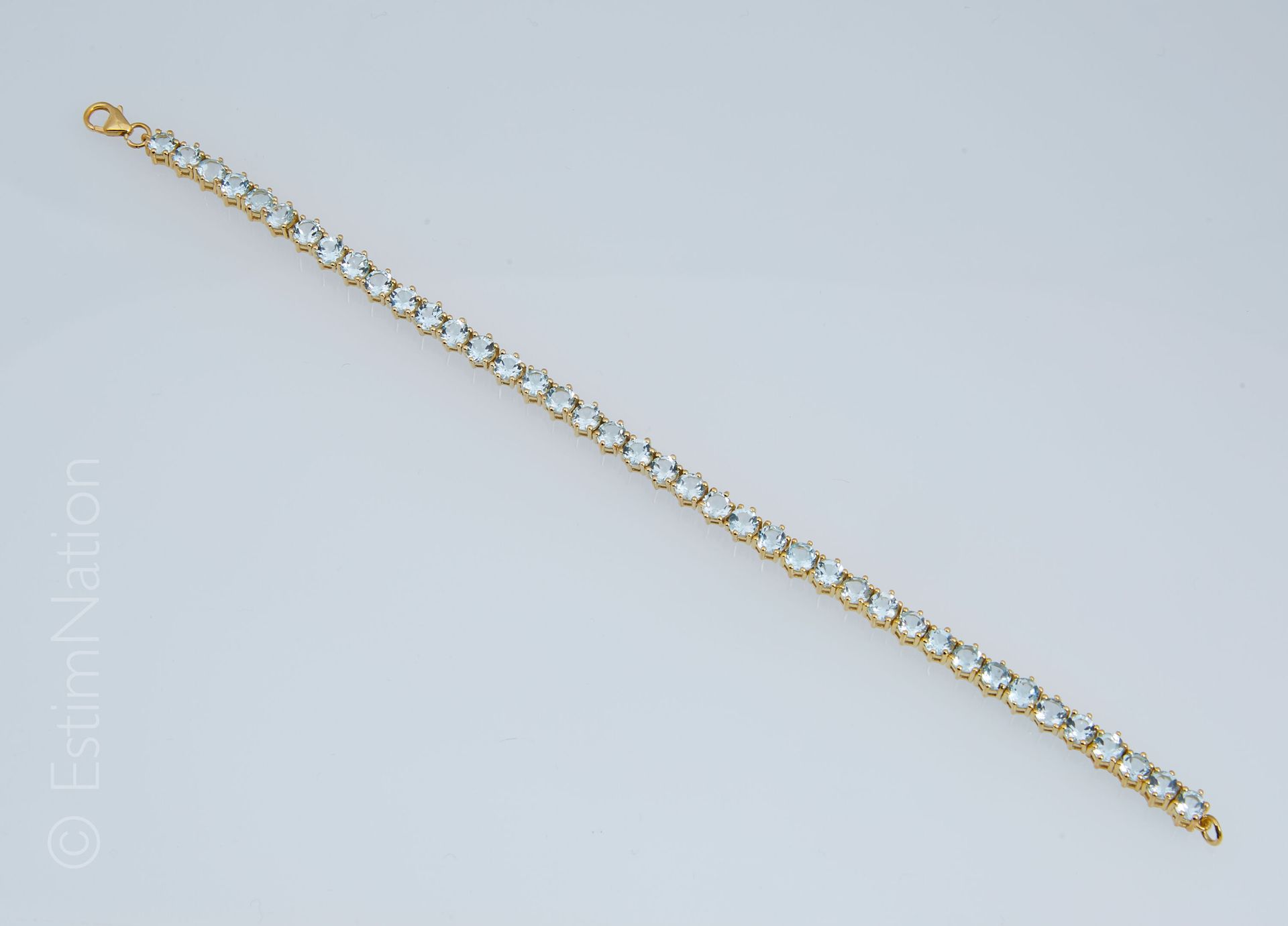 BRACELET LIGNE VERMEIL ET TOPAZES BLEUES 
Bracelet ligne en vermeil (925 millièm&hellip;