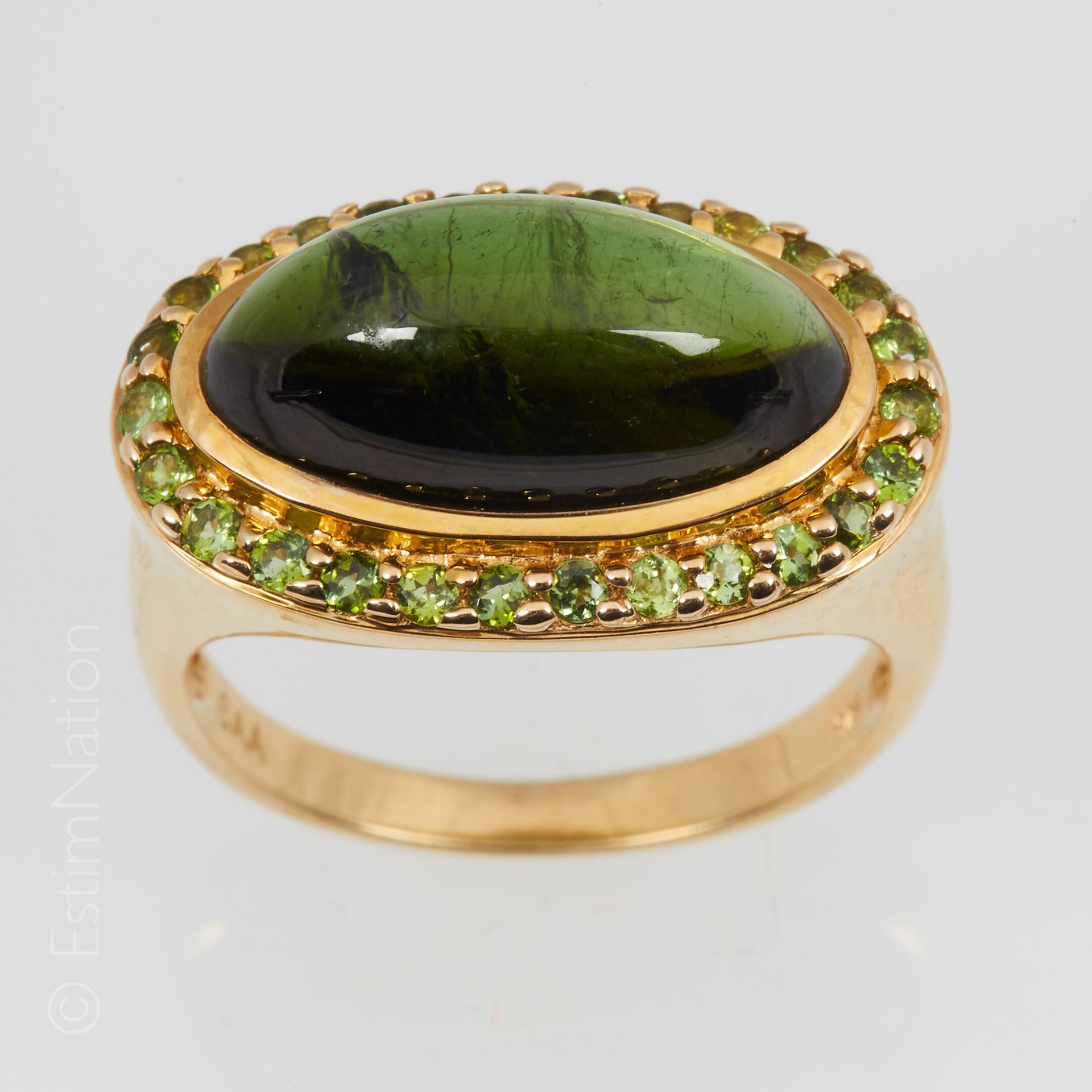 BAGUE VERMEIL ET QUARTZ VERTS 现代主义戒指，镀金（925千分之一），装饰有凸圆形绿色石英的封闭式镶嵌，周围有较小的绿色石英。转指：&hellip;