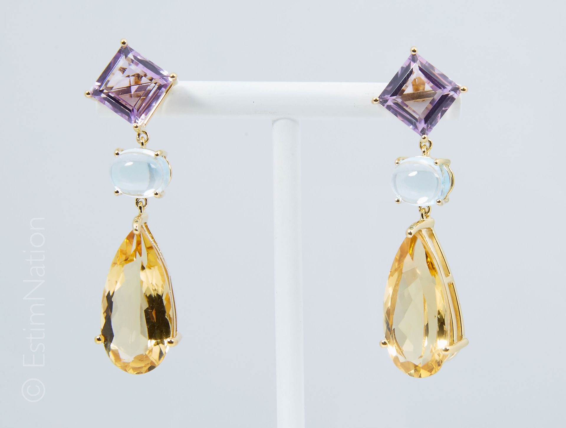 PENDANTS D'OREILLES AMÉTHYSTES, TOPAZES ET CITRINES Important pair of pendants o&hellip;