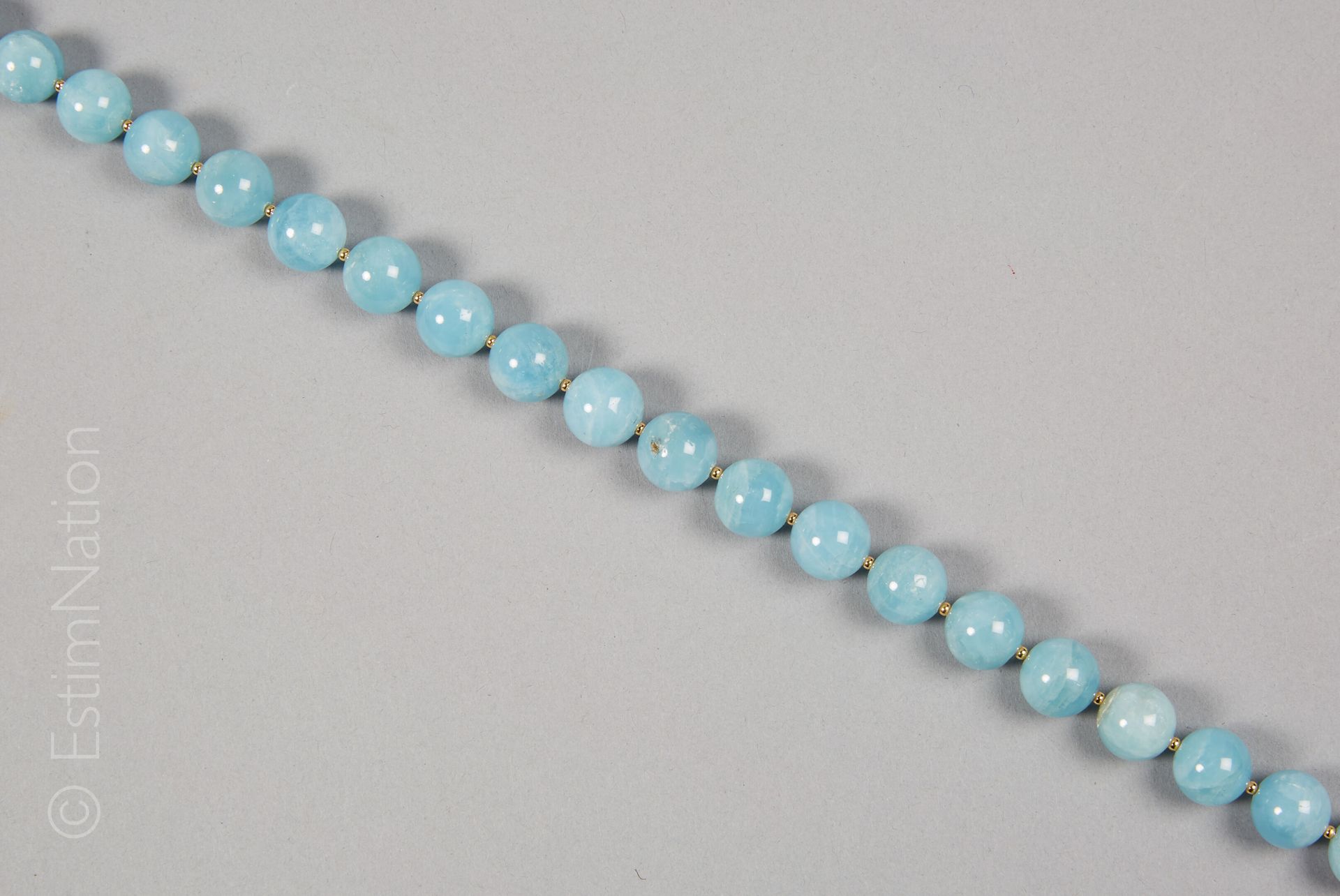 COLLIER AIGUE MARINE 由28颗海蓝宝石珍珠和18K（750/°）金交替组成的重要项链。椭圆形条纹的棘轮扣。

长度：45厘米 - 珍珠的直径&hellip;