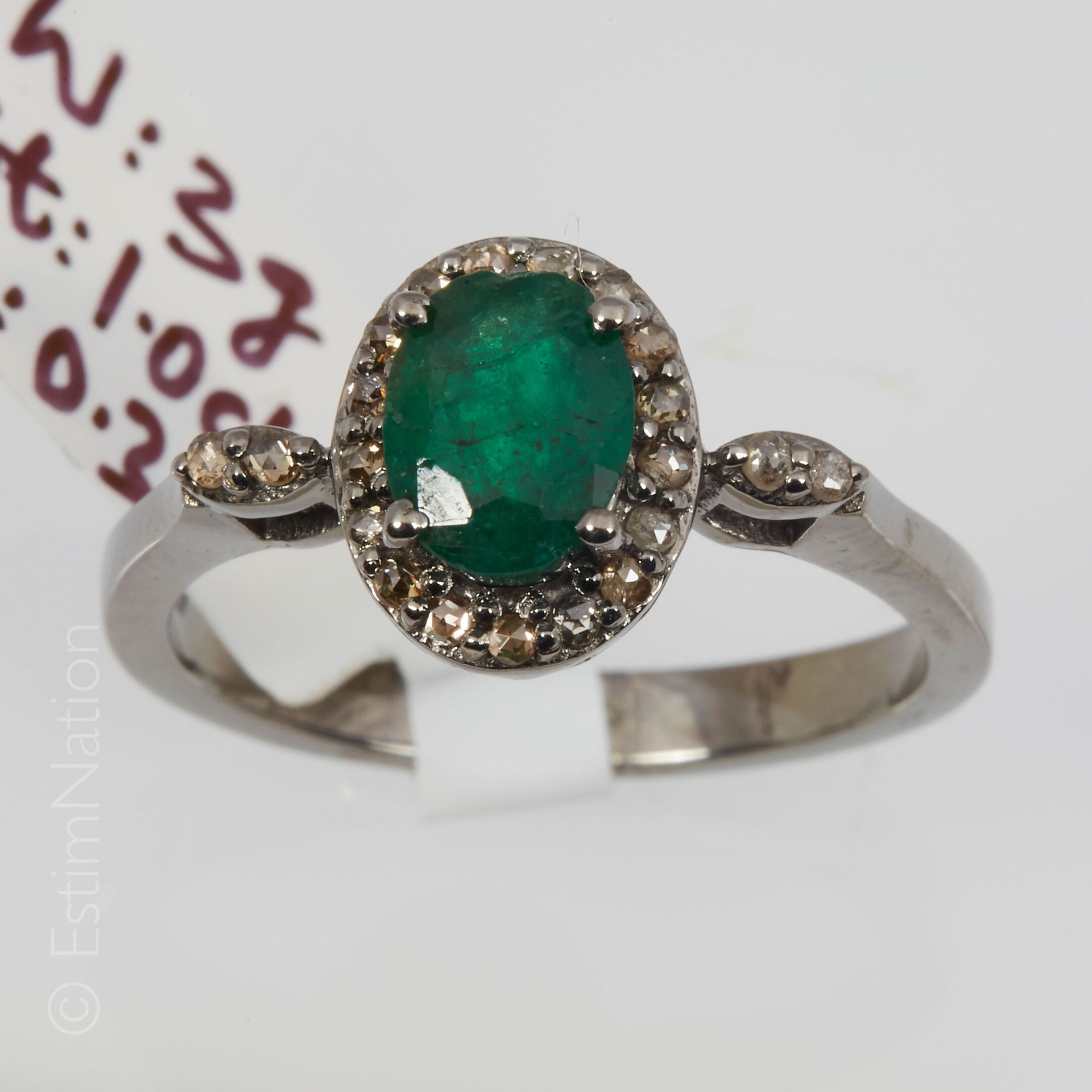 BAGUE ARGENT EMERAUDE 银戒指（千分之九百二十五），装饰有爪式镶嵌的椭圆形刻面祖母绿，周围有粉红色切割的小钻石支撑。转指：54。毛重：3克。&hellip;