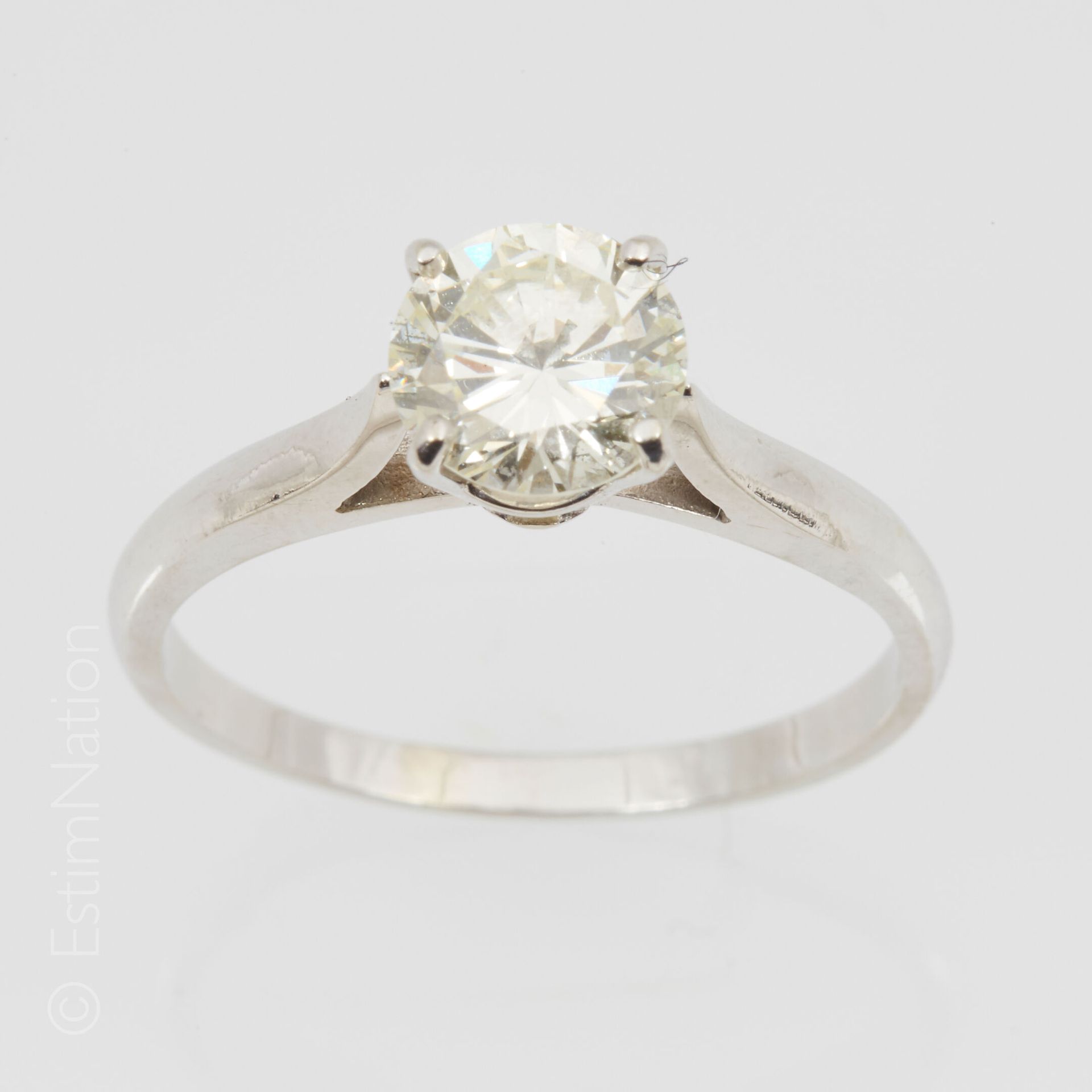 SOLITAIRE 14K（585°/00）白金单颗钻石戒指，镶有一颗现代圆形明亮式切割钻石，重约1.30克拉（尺寸7.30 x 4.30毫米）。手指大小：57&hellip;