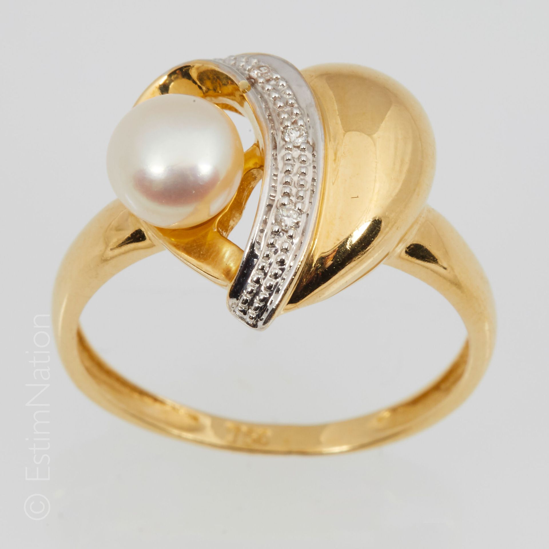 BAGUE COEUR PERLE 
18K（750/°）金双色戒指，形成一个镂空的心形，镶嵌着半颗养殖珍珠和三颗小钻石。





毛重：3.74克；指头大小&hellip;