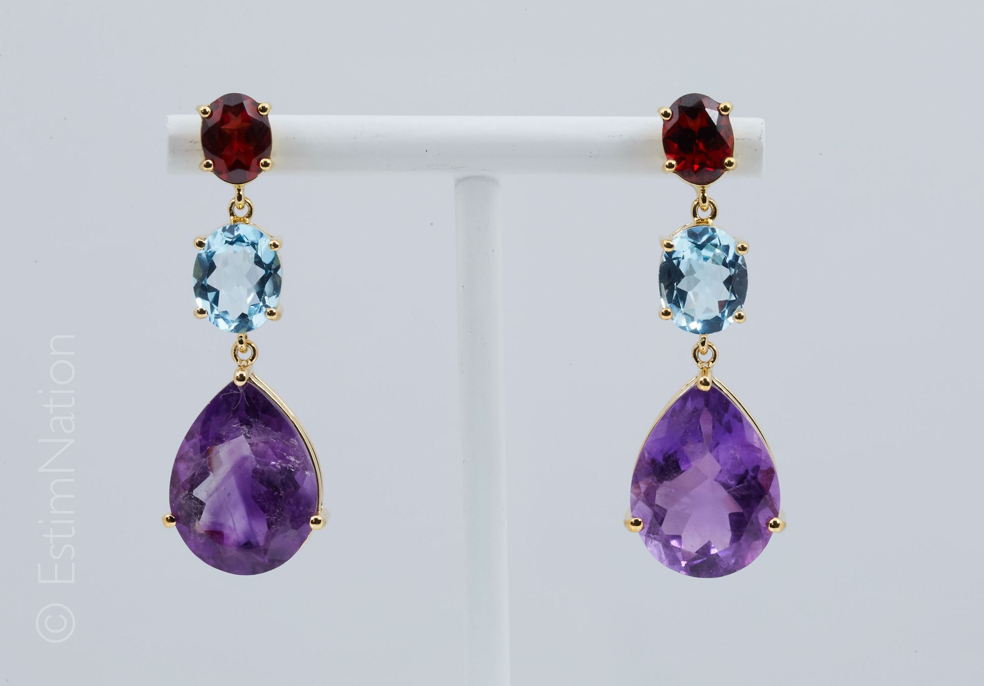 Paire de pendants d'oreilles 一对vermeil耳环（925千分之一），每一个都装饰有一个椭圆刻面的杏仁石，支撑着一个黄宝石和一个切&hellip;