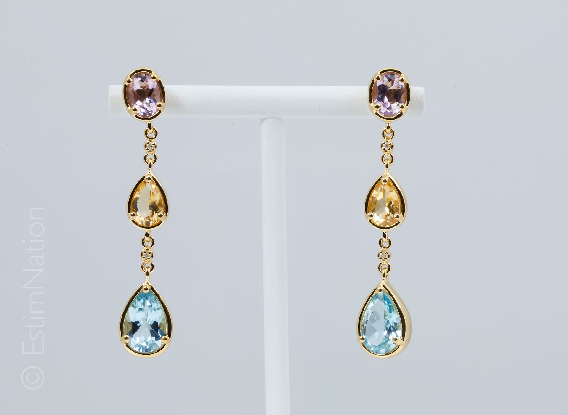 Paire de pendants d'oreilles 
一对青铜器（925千分之一）耳环，每只耳环上都有一个椭圆形的切面紫水晶，在封闭式的镶嵌中抱着一个梨形&hellip;