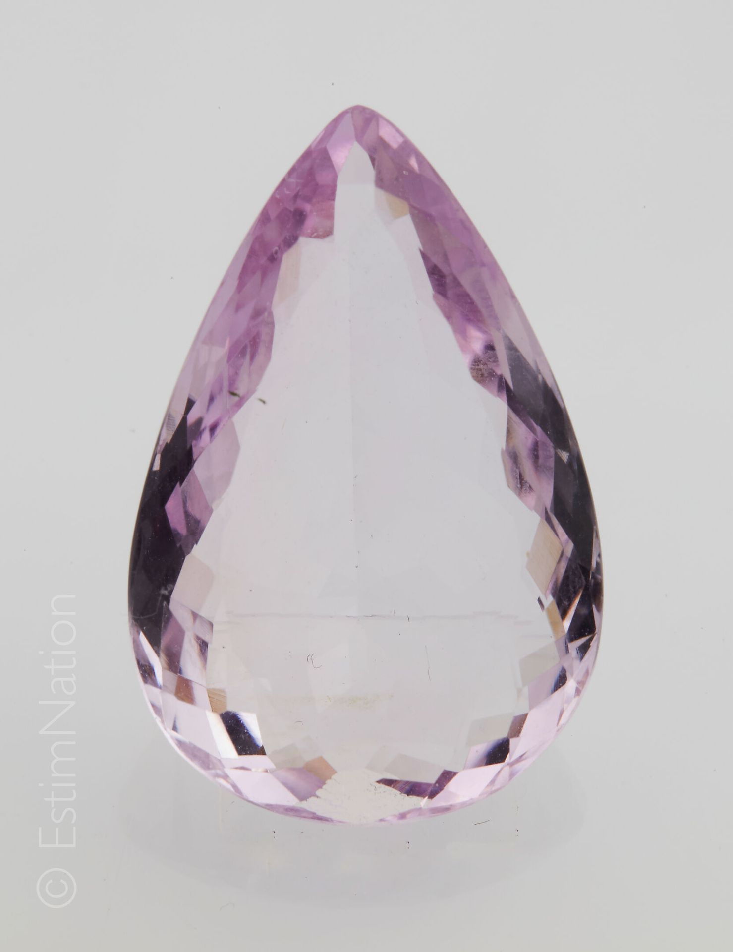 AMETRINE SUR PAPIER AVEC CERTIFICAT 纸上刻面的梨形紫水晶。尺寸：约28.88 x 18.91 x 8.94毫米。重量：约28&hellip;