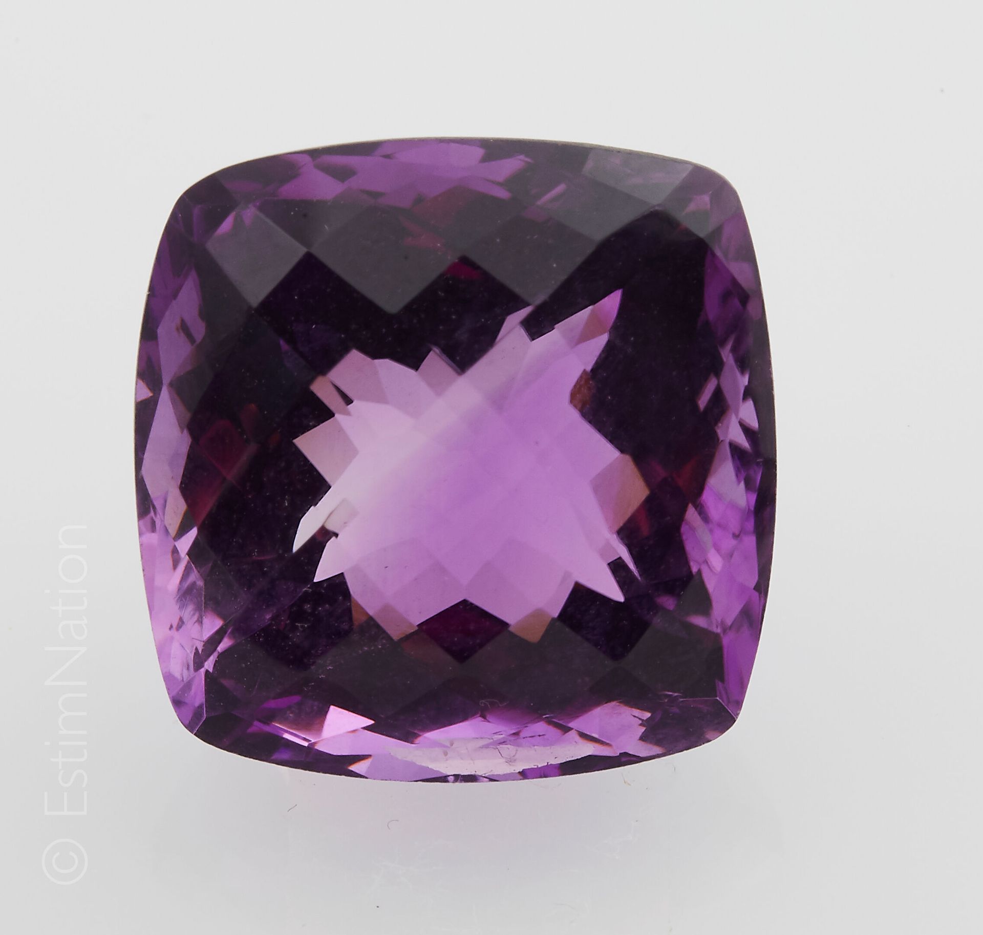 AMETHYSTE SUR PAPIER AVEC CERTIFICAT 一颗紫水晶在纸上，呈枕形，有切面。尺寸：20.27 x 20.10 x 14.45毫米&hellip;