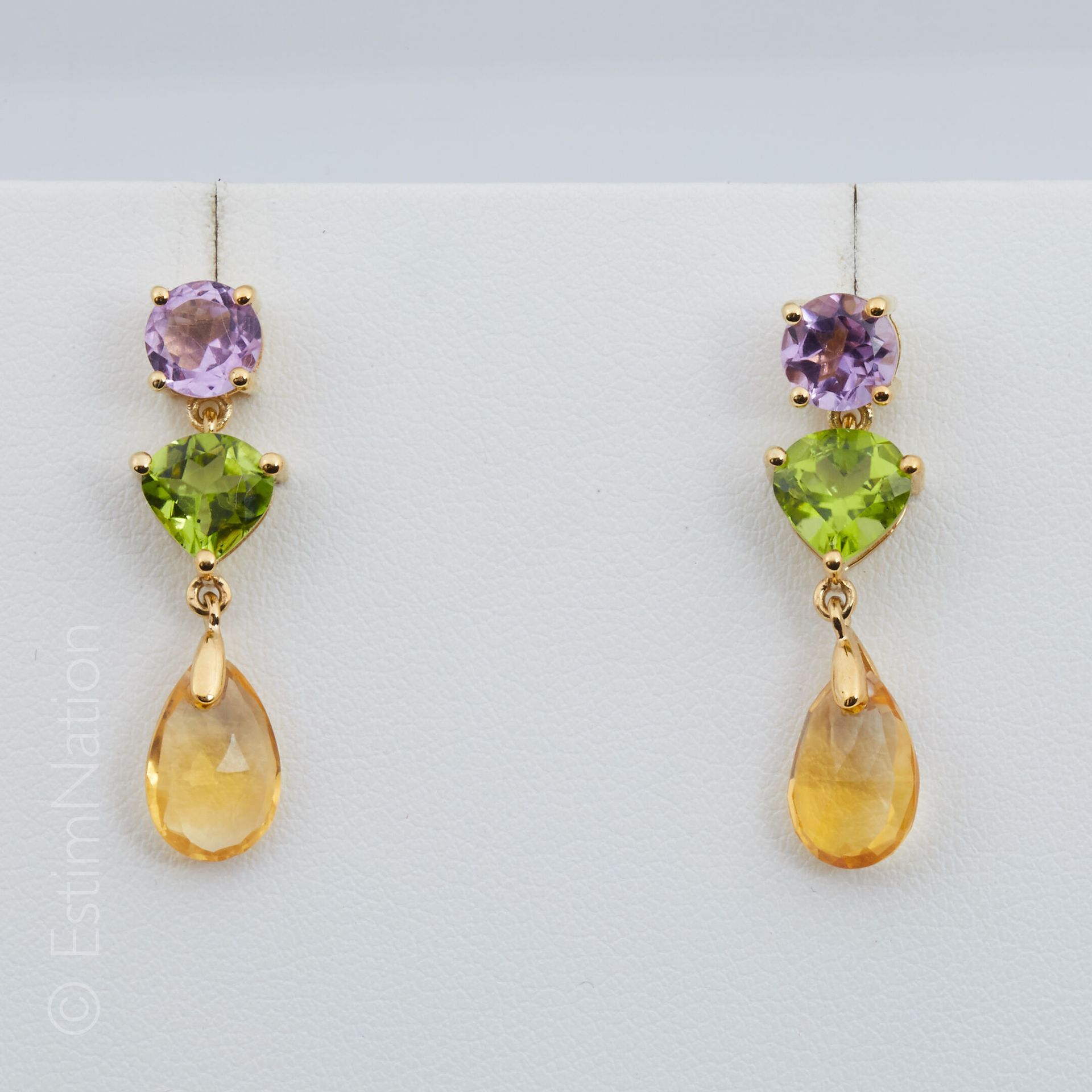 PENDANTS D'OREILLES AMÉTHYSTES, PÉRIDOTS ET CITRINES Paire de pendants d'oreille&hellip;