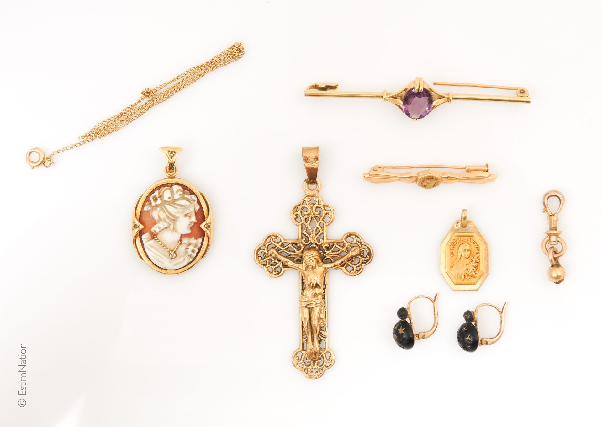 ENSEMBLE DE BIJOUX 
18K gold 20世纪上半叶的珠宝，包括：一个镶有椭圆形切割紫罗兰石的发夹胸针（与胸针意外），一个有女人轮廓的贝壳浮&hellip;