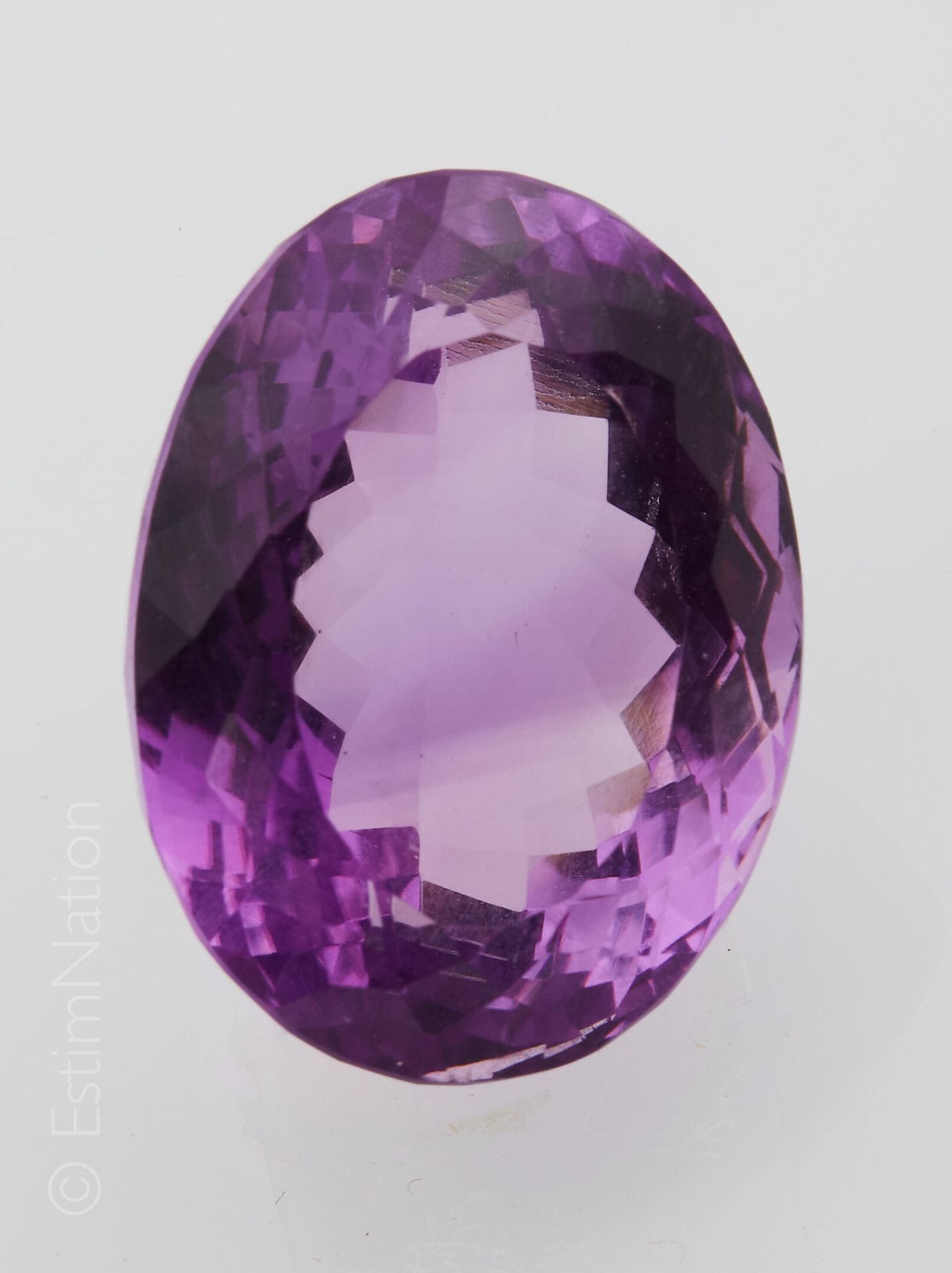 AMETHYSTE SUR PAPIER AVEC CERTIFICAT 一颗椭圆形的切面紫水晶在纸上。尺寸：21.51 x 16.18 x 13.46毫米左右&hellip;