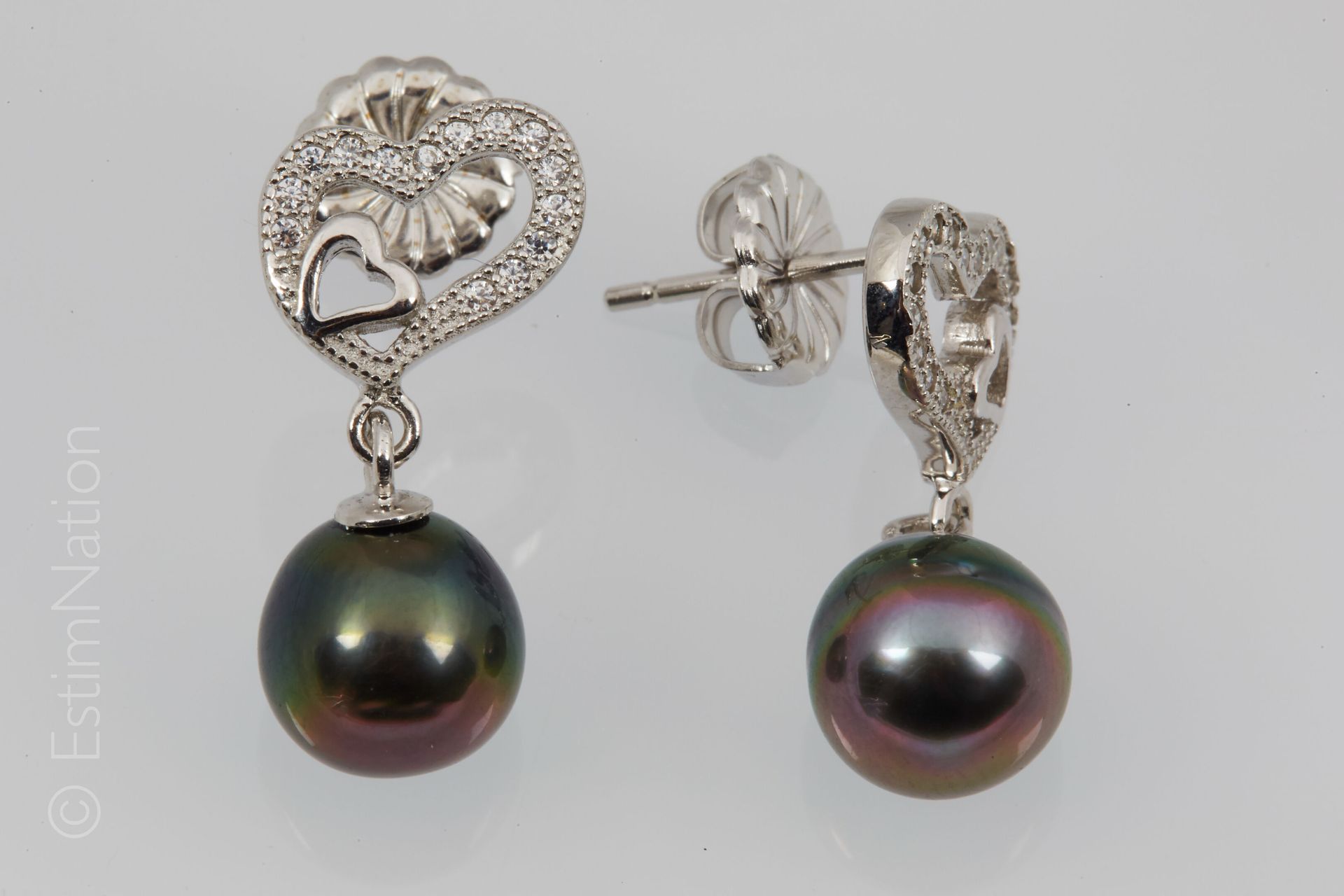 BOUCLES D'OREILLES PERLE TAHITI Un paio di orecchini in argento 925 con un cuore&hellip;
