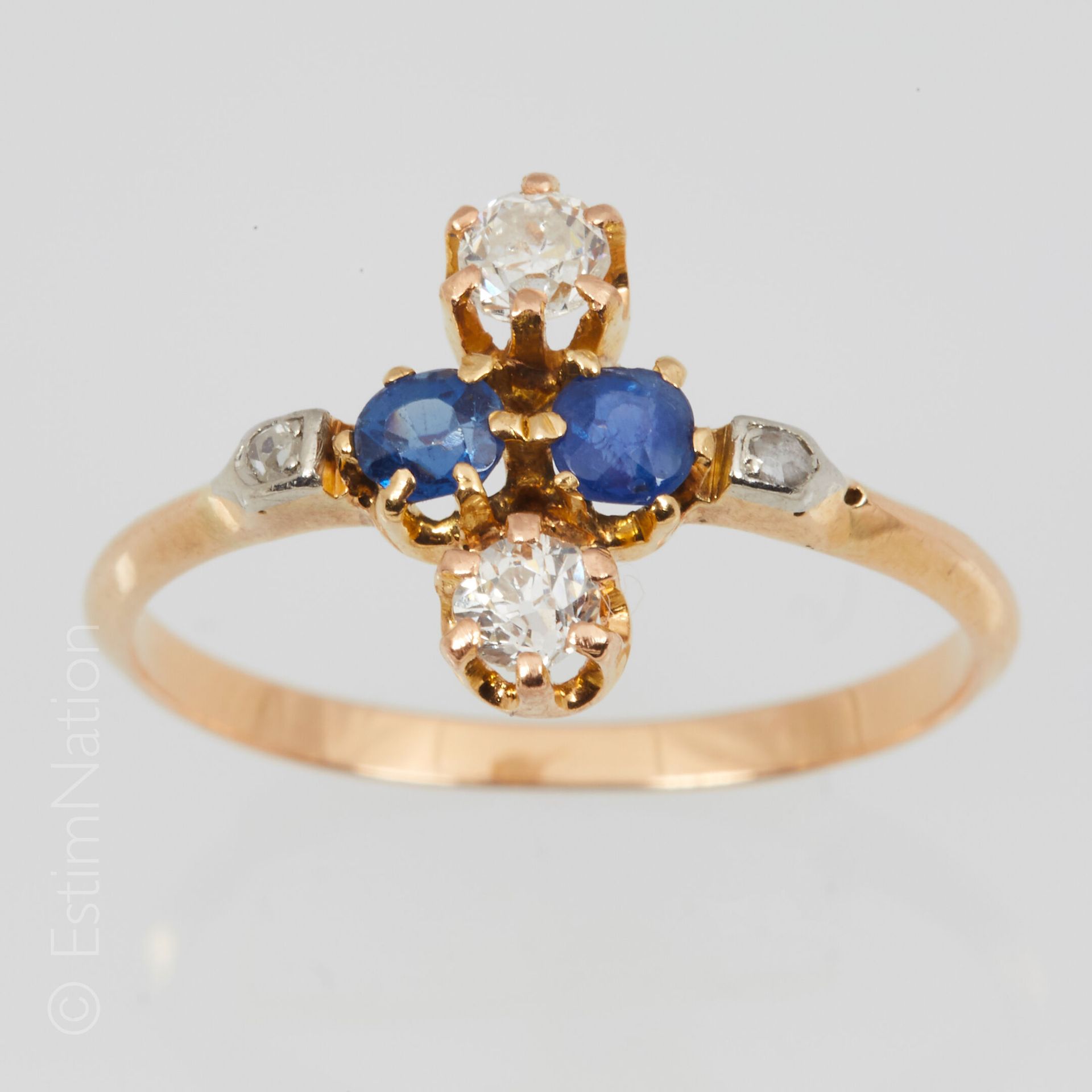 BAGUE OR DIAMANTS SAPHIRS 18K（750/°）黄金戒指，呈现两颗蓝宝石与两颗玫瑰和两颗老式切割钻石的爪式镶嵌。

毛重：1.72克。手&hellip;