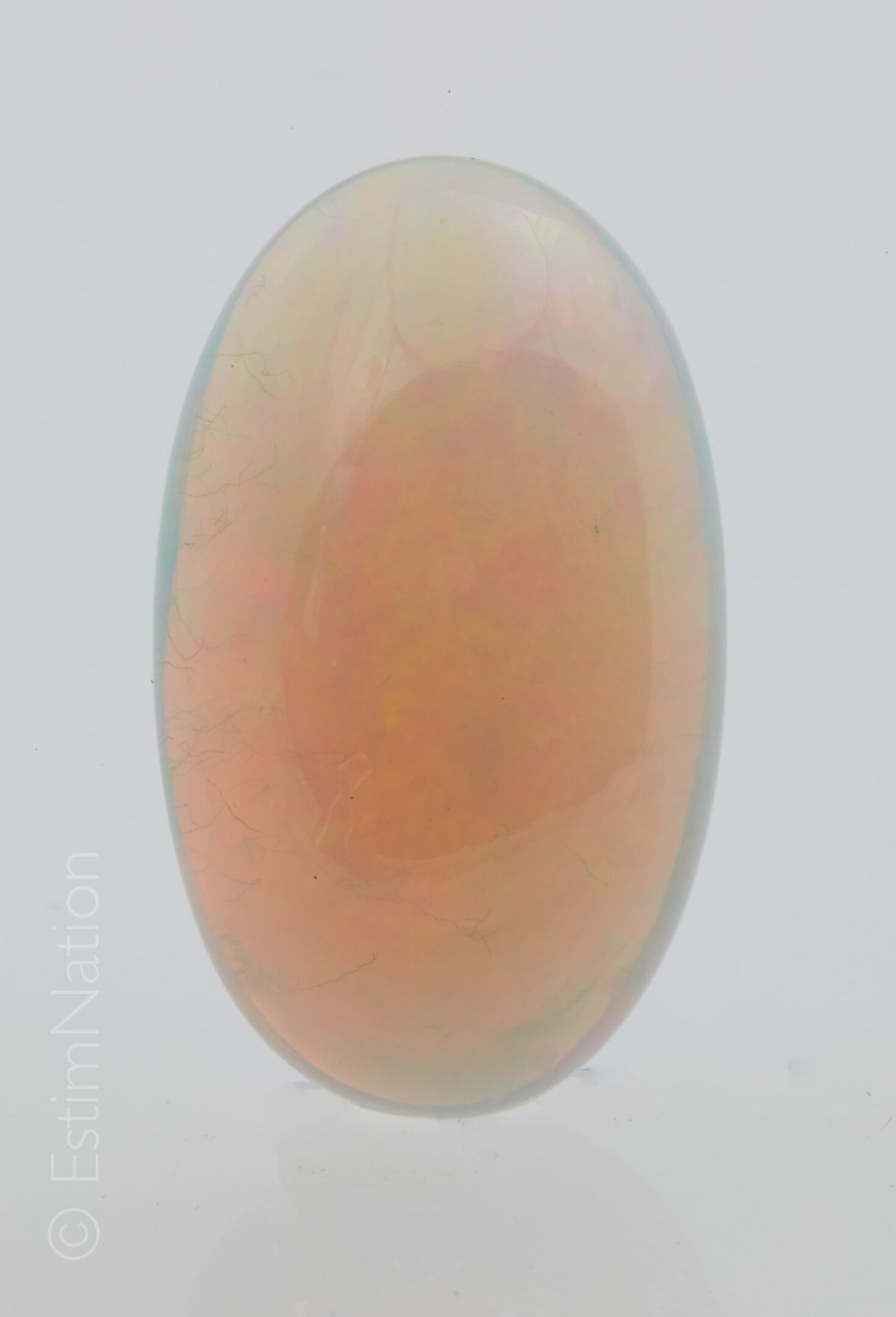 OPALE WELO 威罗蛋白石，椭圆形凸圆形。原产地：埃塞俄比亚

尺寸：17.40 x 10.40 x 6.70毫米左右
