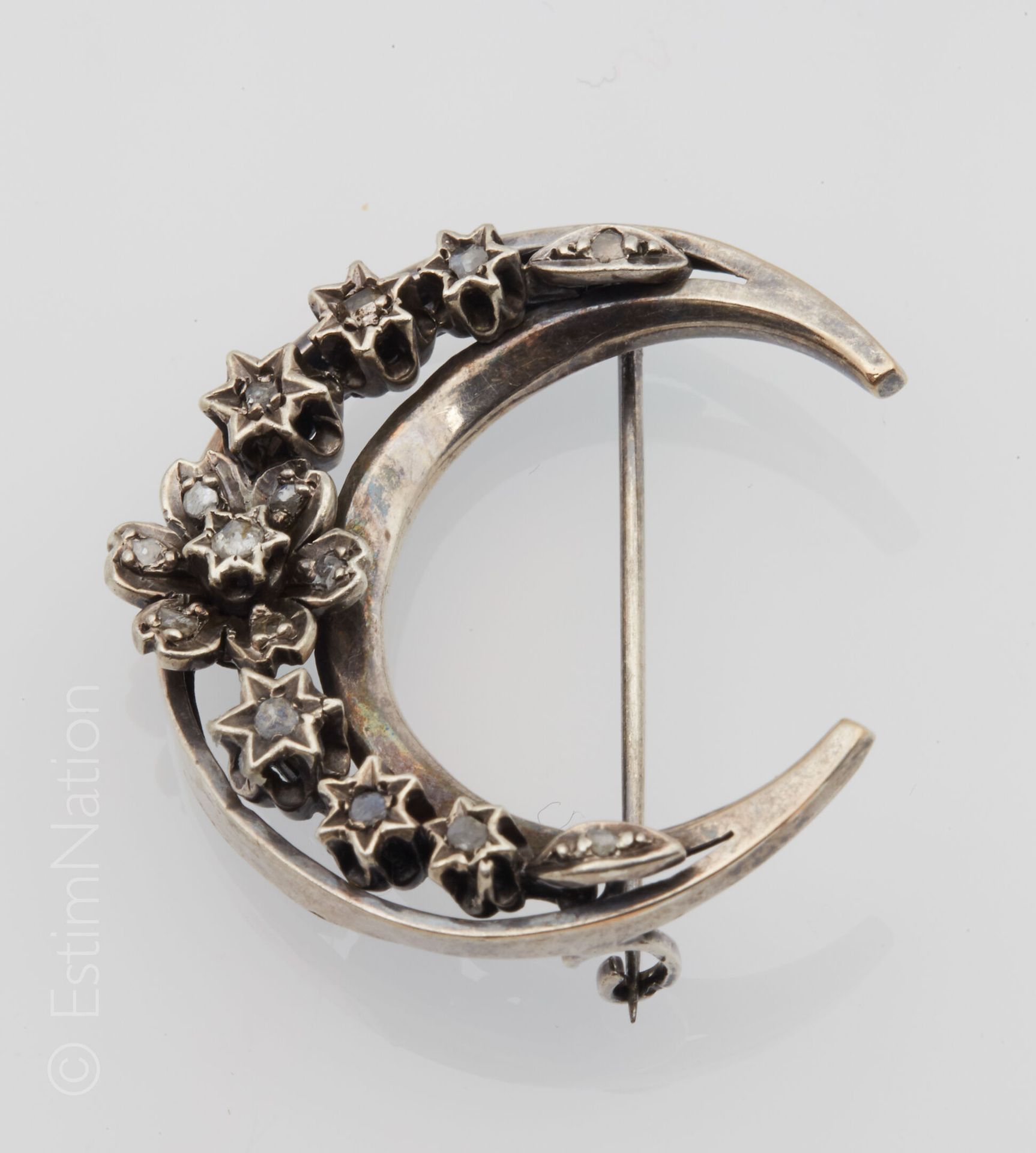 MODIFICATION CATALOGUE : BROCHE CROISSANT DIAMANTS 
白金和银（800°/00以上）月牙胸针，以玫瑰式切割钻石&hellip;