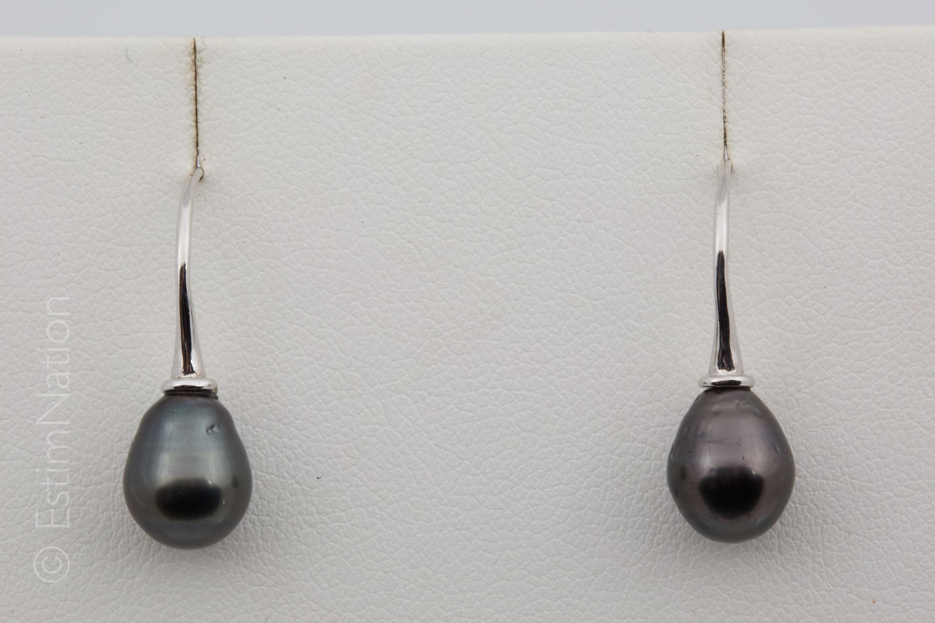 BOUCLES D'OREILLES PERLE TAHITI A pair of 925 silver earrings, each holding a Ta&hellip;