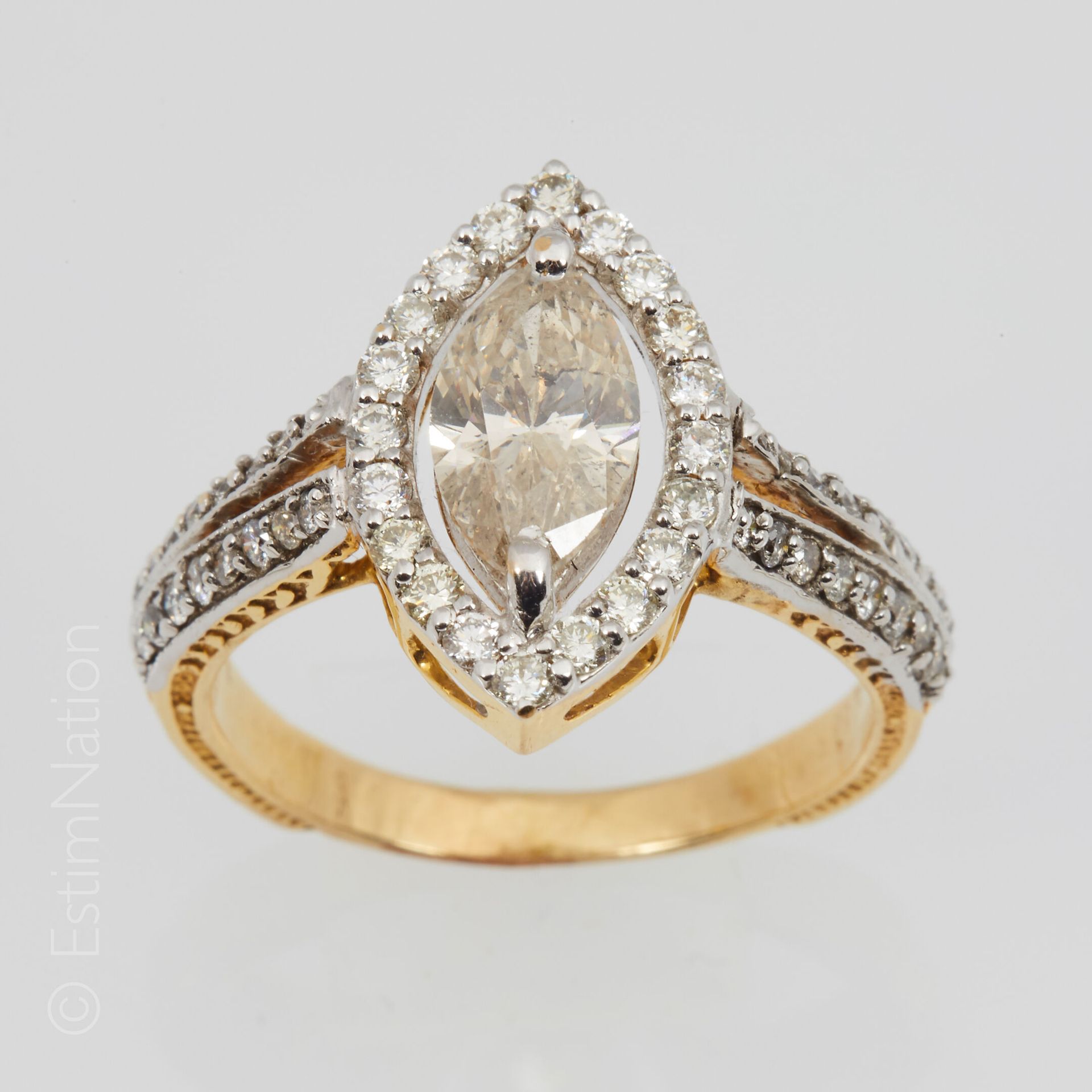 BAGUE DIAMANT MARQUISE 优雅的黄金和白金14K（585千分之一）镂空戒指，装饰有一颗榄尖形钻石，周围和肩部有小型明亮式切割钻石。中心钻石的&hellip;