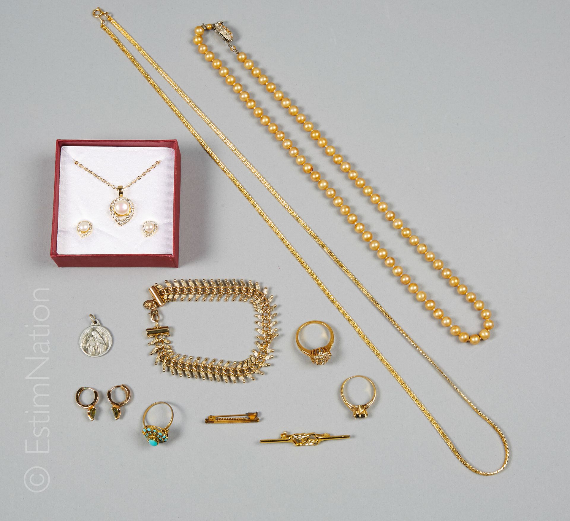 BIJOUX FANTAISIE 一套服装首饰，包括银戒指（总毛重：38.98克），服装珍珠和镀金的项链，奖章，一套镀金的首饰。
