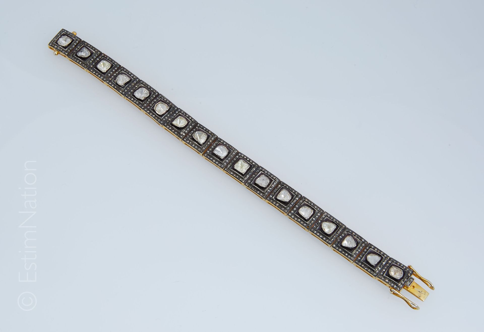 Bracelet diamants Bracelet articulé en argent doré 925/°° composé de motifs carr&hellip;