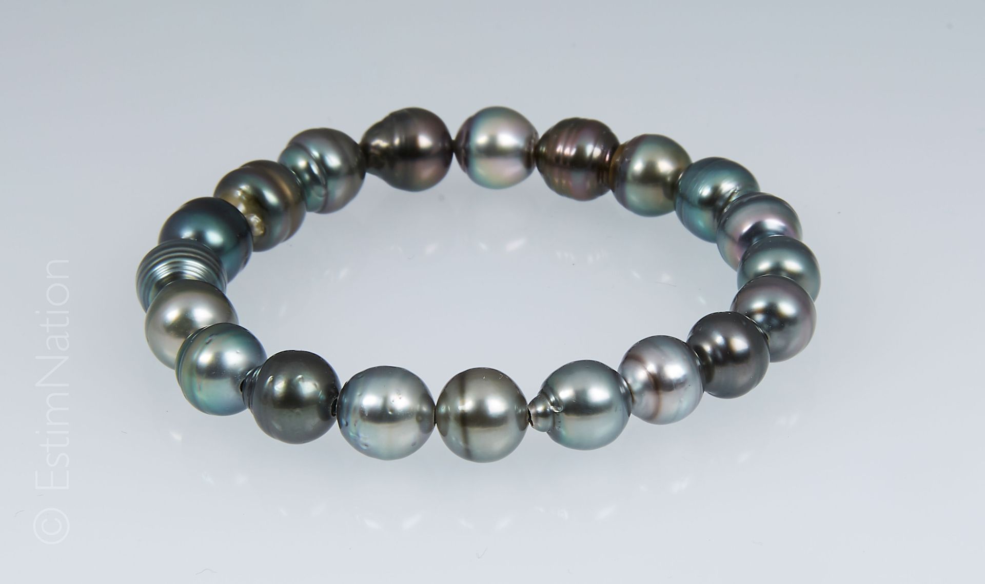 BRACELET PERLES TAHITI 由20颗大溪地珍珠组成的手链，安装在弹性上。

珍珠的直径：8.2毫米左右