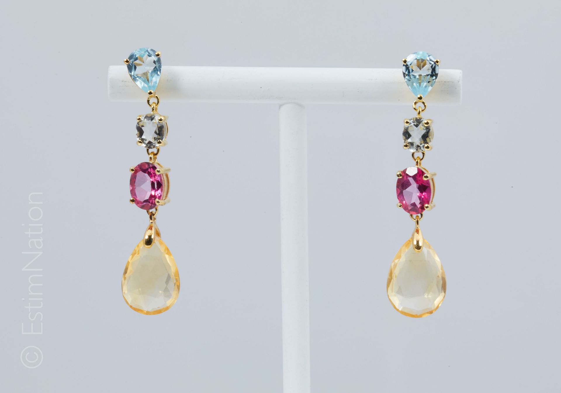 PENDANTS D'OREILLES VERMEIL 一对vermeil（925千分之一）耳环，每只耳环都有一颗梨形切割的黄宝石，支撑着一颗帕索莱石，一颗粉色&hellip;