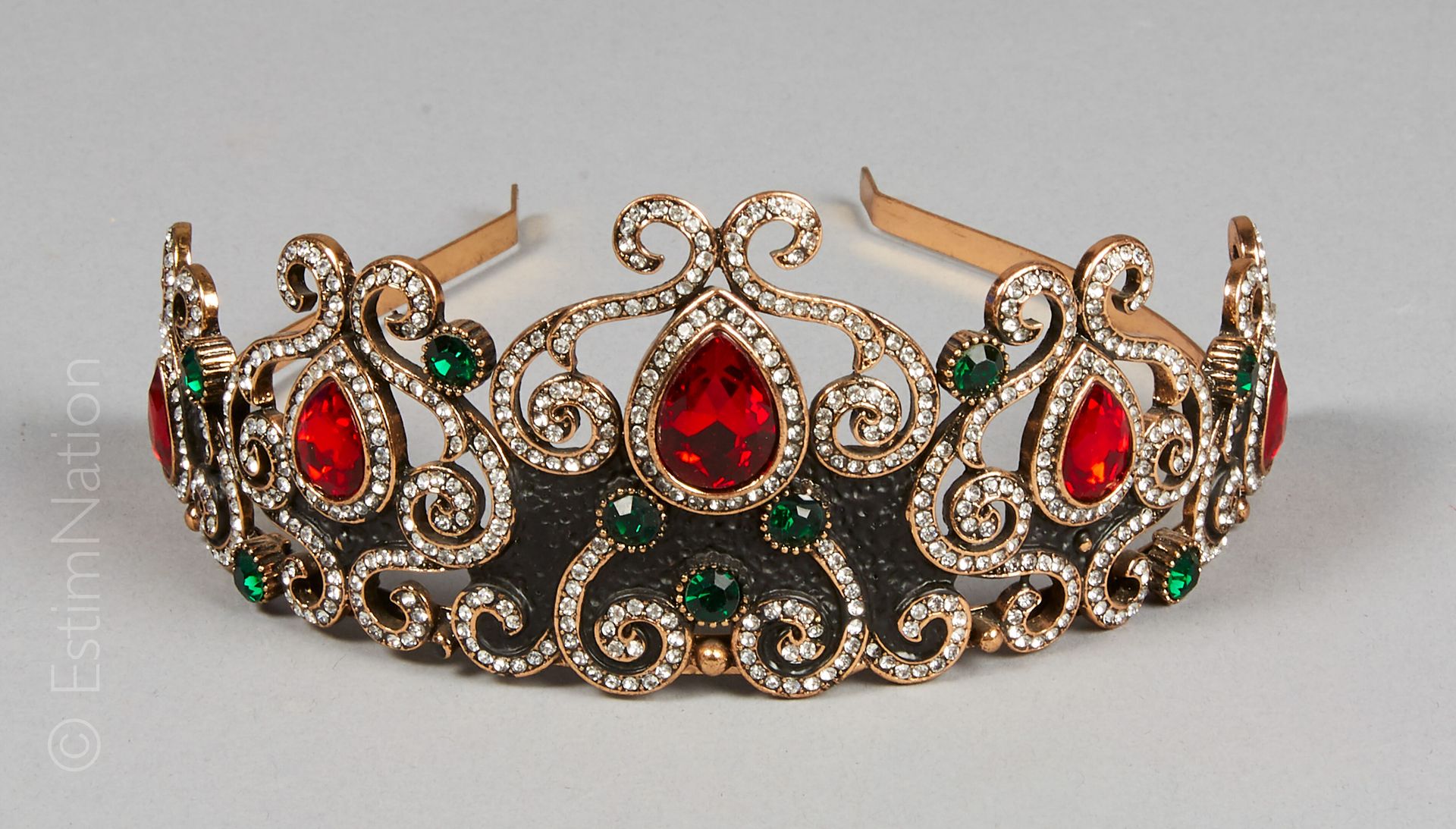 COURONNE D'APPARAT FANTAISIE 青铜和锤击的金属皇冠上有花色的宝石。在高级珠宝的味道中