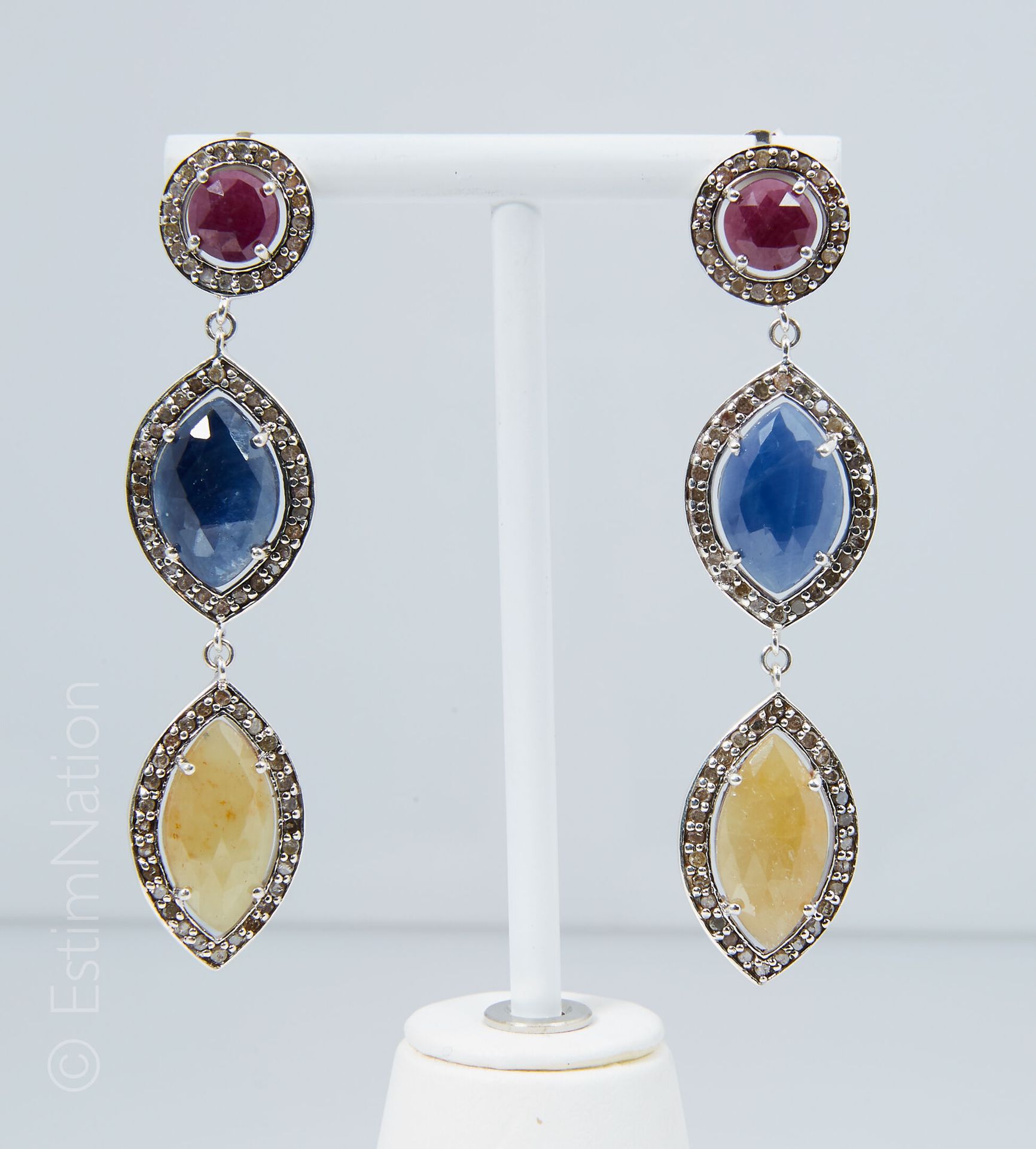 Pendants d'Oreilles 一对银质耳环（925千分之一），每只耳环都装饰有红宝石、蓝宝石和刚玉的根部，周围有小的刻面钻石，爪式镶嵌。对于穿孔的耳朵&hellip;