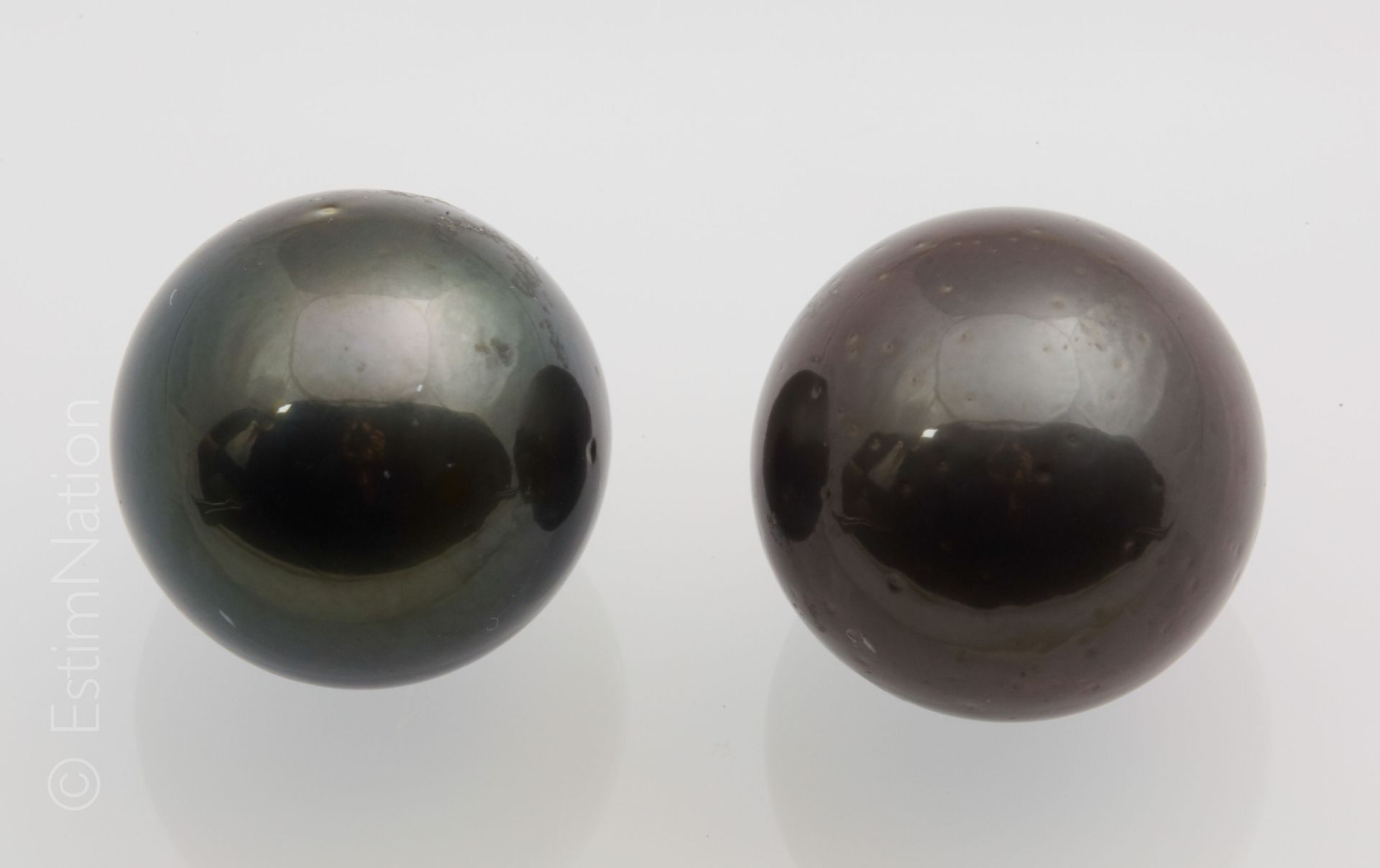 DEUX PERLES DE CULTURES GRISES DE TAHITI 一套两颗灰色大溪地养殖珍珠。(染料的痕迹）。) 直径：约16.4毫米和16毫米