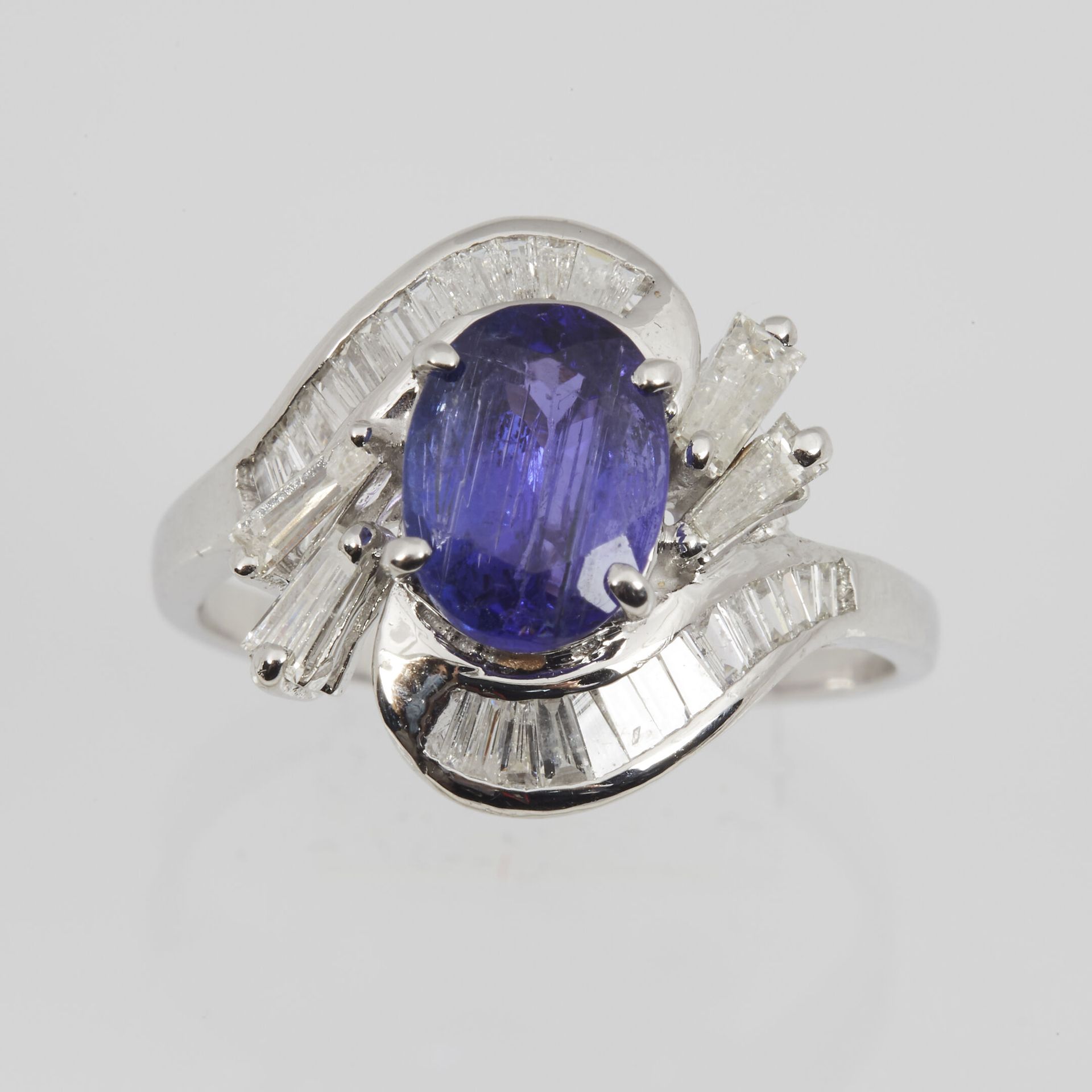 BAGUE TANZANITE ET DIAMANTS Ring in white gold 18K (750 thousandths) ornamented &hellip;