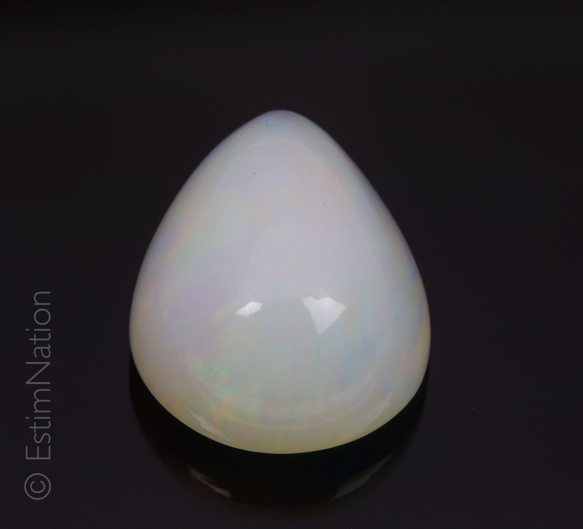 OPALE SUR PAPIER AVEC CERTIFICAT Une opale sur papier de forme poire, taillée en&hellip;