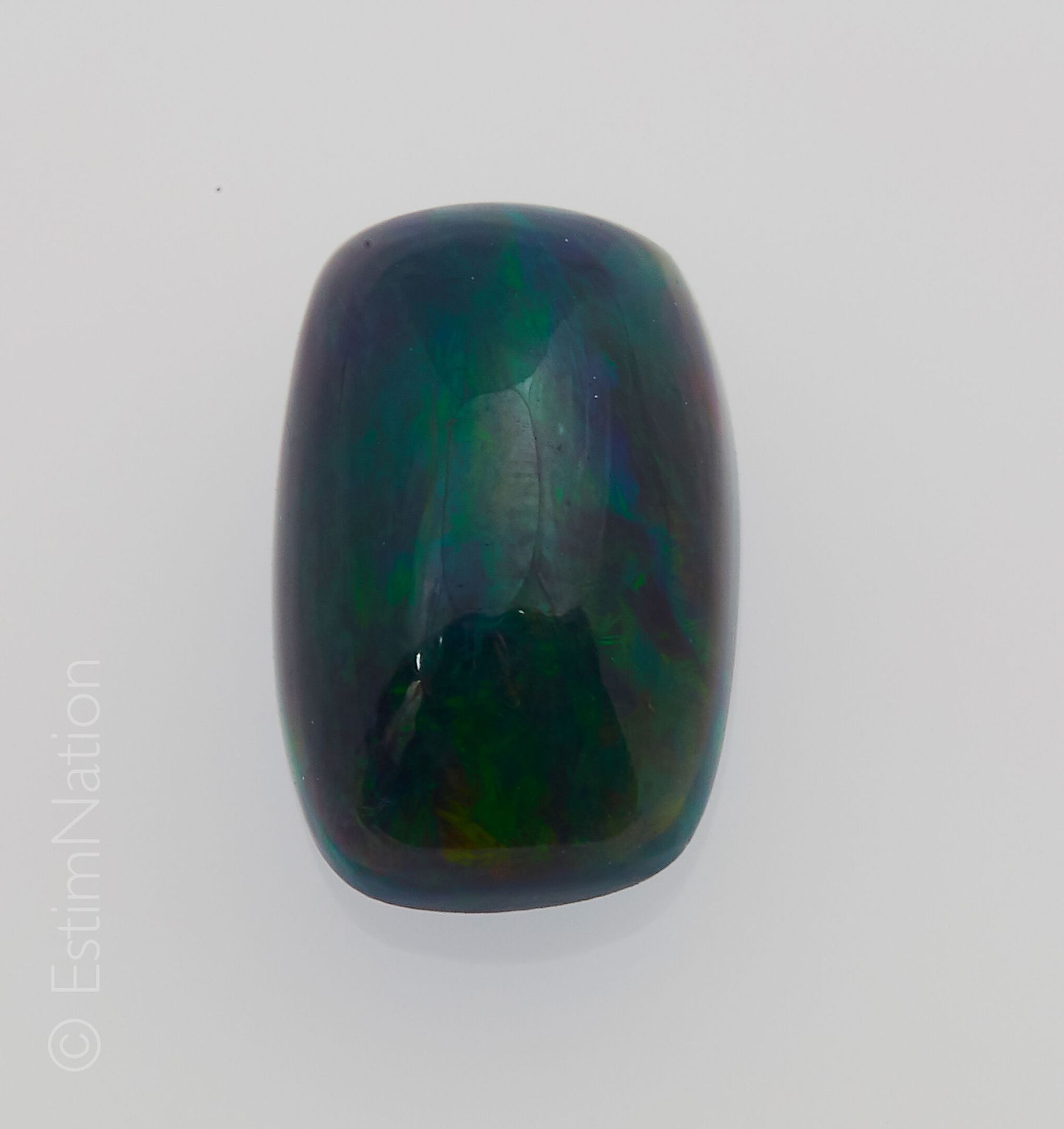 OPALE NOIRE 1.67 CARAT Schwarzer Cabochon-Opal mit einem Gewicht von etwa 1,67 c&hellip;