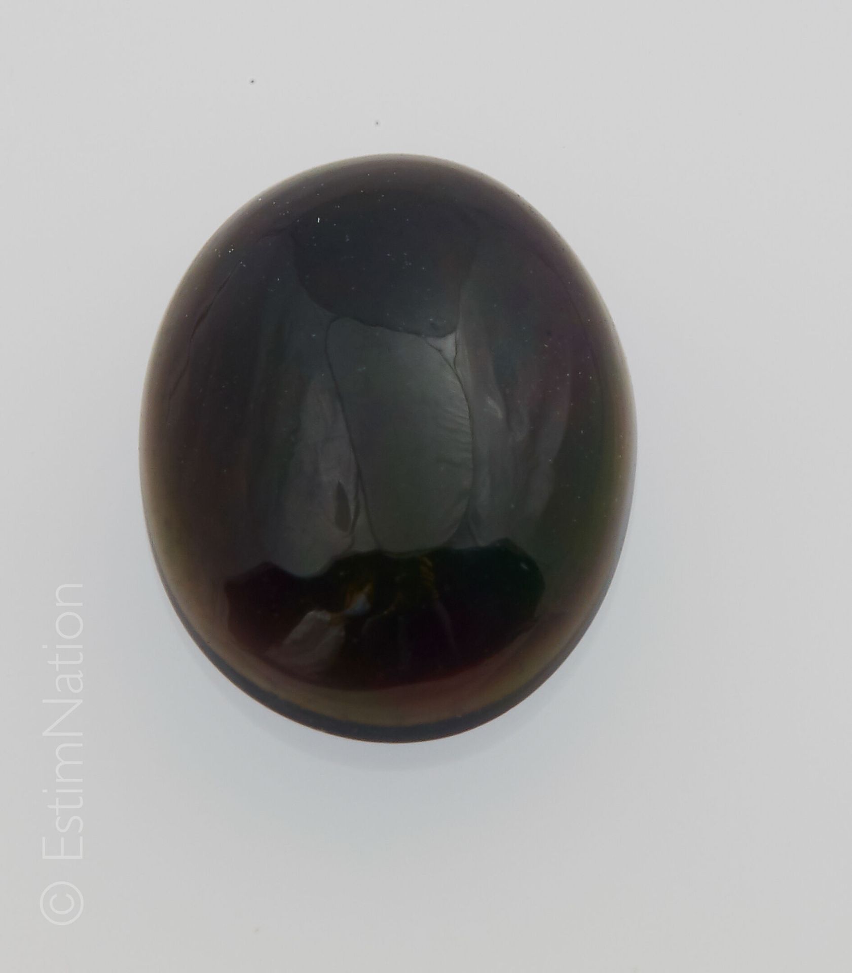 OPALE NOIRE 1.24 CARAT 凸圆形黑蛋白石，重量约为1.24克拉

尺寸：10.21 x 8.25 x 3.30毫米左右。