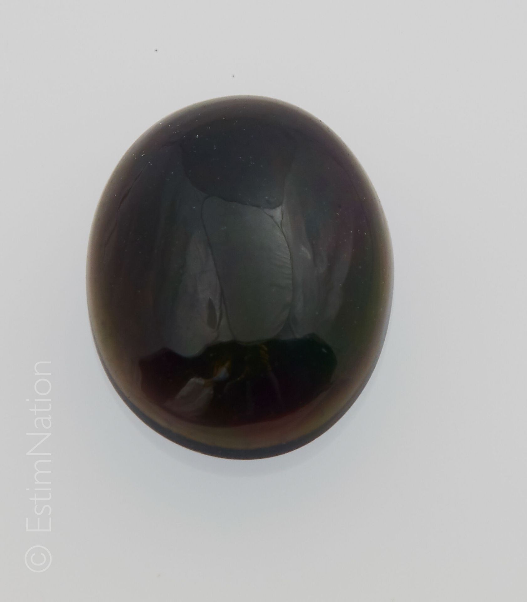 OPALE NOIRE 1.24 CARAT Cabujón ovalado de ópalo negro con un peso aproximado de &hellip;