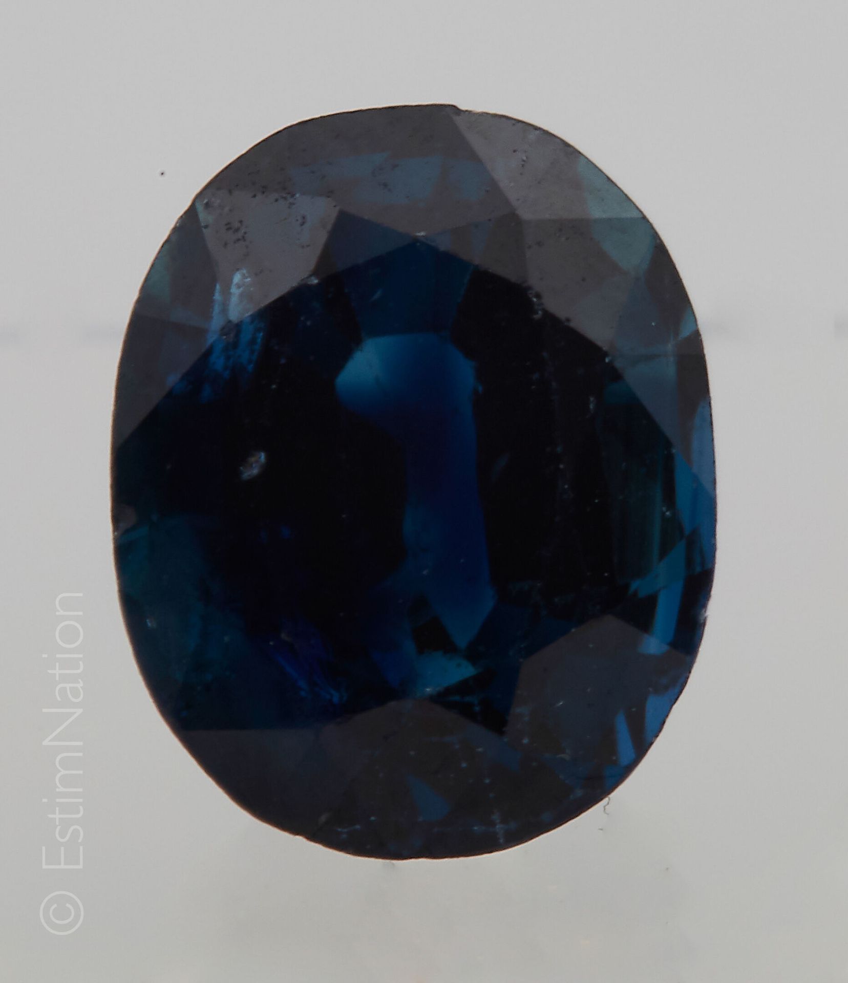 SAPHIR 纸上切割的椭圆蓝宝石

尺寸：7.25 x 5.75 x 4.00 mm左右。